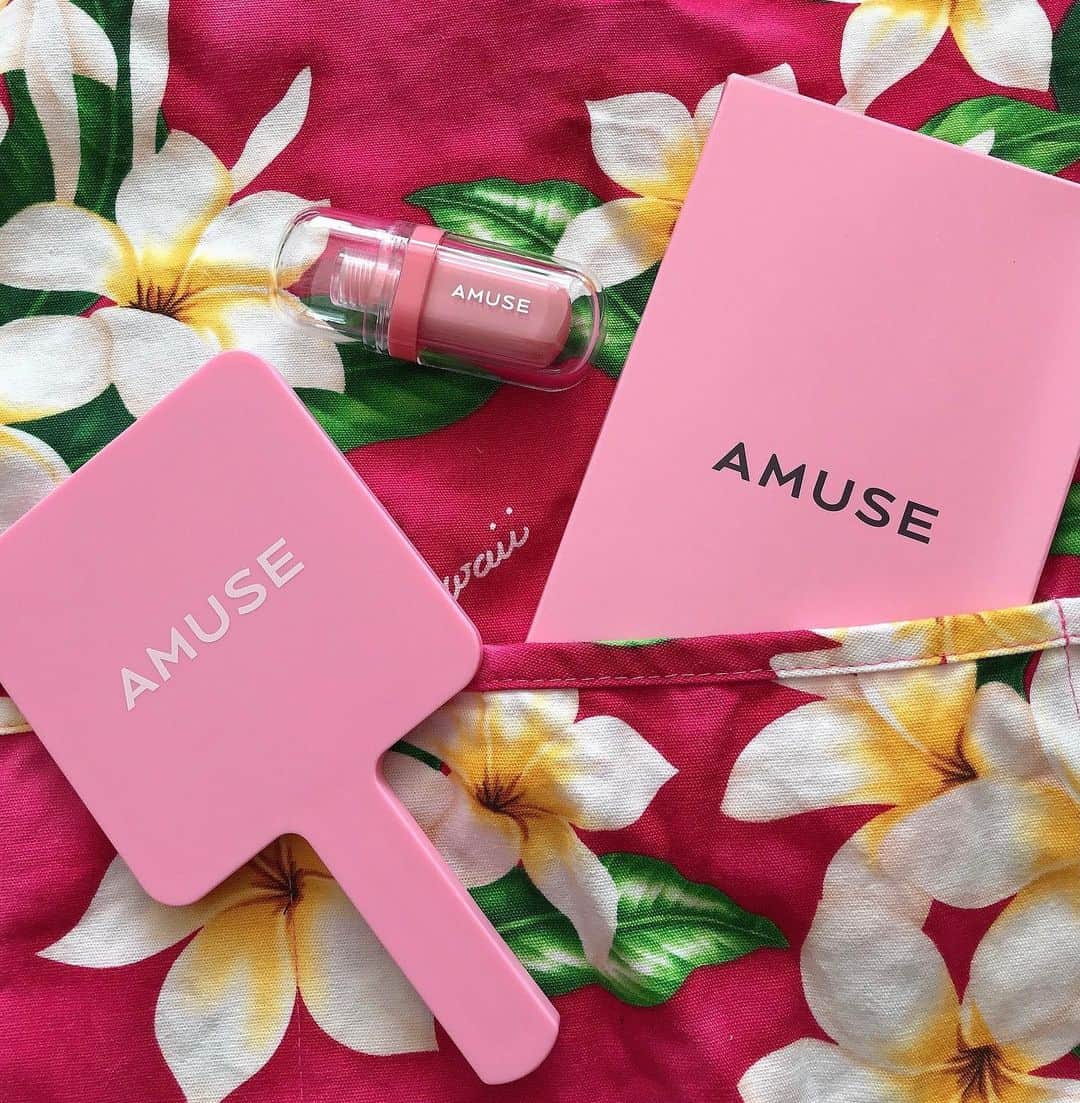 葵さんのインスタグラム写真 - (葵Instagram)「AMUSE ジェルフィットティントを使ってみたよ！  @amuse.jp  カラーは桜ジェリー♡ 甘い香りにピンクの発色がよくて唇ツヤツヤ！ 長時間ぷるんとした唇にしたい方おすすめだよ！ 　 特徴としまして、  トリプルツヤシステムがすごい！ 爽やかな水ツヤで1回 ツヤを極大化する屈折率の高い1オイルで2回、 2オイルで3回発現 ぷにゅっとしたジェリーリップを演出  ぷにゅっとジェリーがもっちり密着で12時間持続 3種ツヤシステムでぷるツヤジェリーリップ 肌馴染みの良い粘膜リップカラーで ころんとしたカプセル型パッケージが可愛い♡  #PR #AMUSE  #ジェルフィットティント #アミューズ #ティント  #韓国コスメ」11月30日 8時38分 - dolphin_coconut