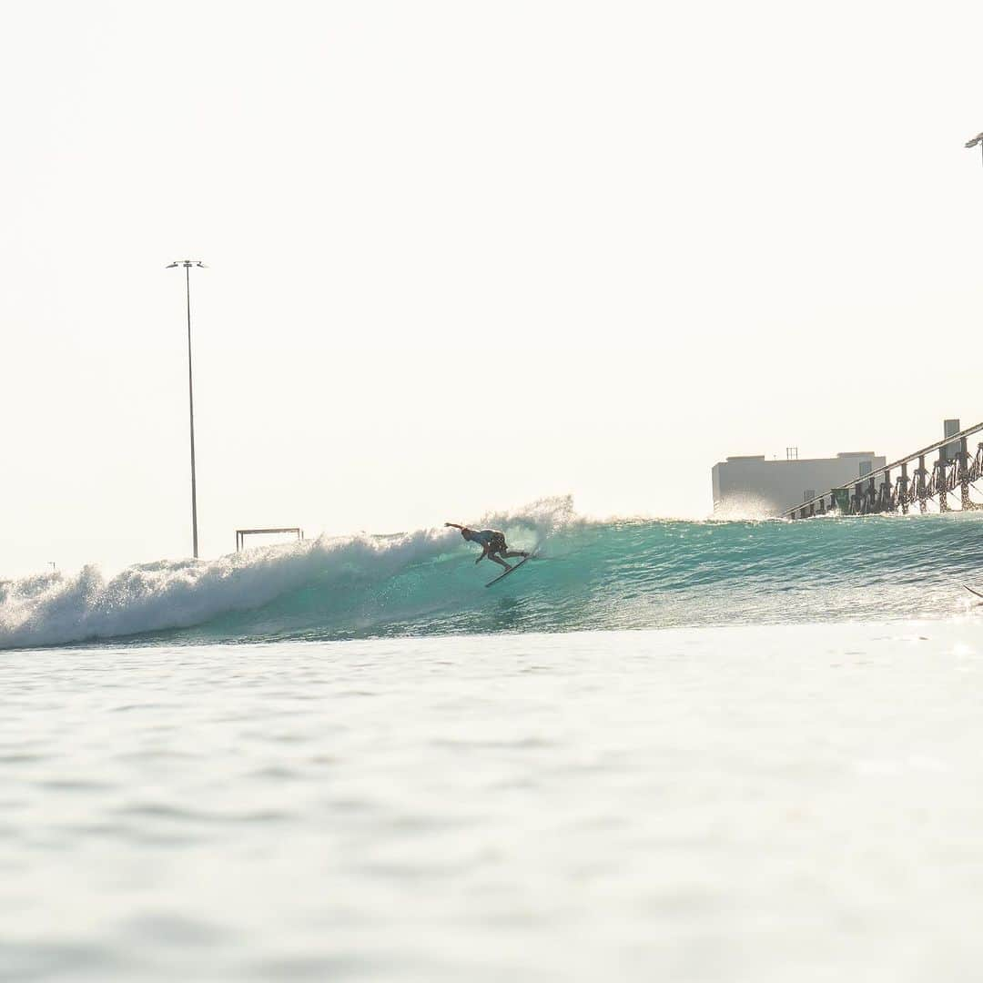 クリス・ヘムズワースさんのインスタグラム写真 - (クリス・ヘムズワースInstagram)「Watching my kids progress through the day until they were backhand tube riding better than the adults was all time 🤙thanks @kellyslater @surfabudhabi @mitchcrews for a super fun session」11月30日 8時50分 - chrishemsworth