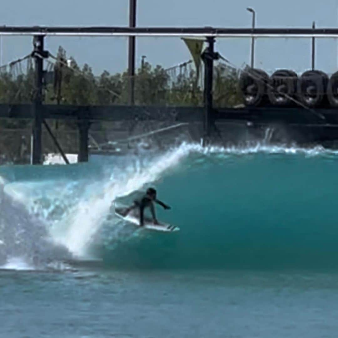 クリス・ヘムズワースさんのインスタグラム写真 - (クリス・ヘムズワースInstagram)「Watching my kids progress through the day until they were backhand tube riding better than the adults was all time 🤙thanks @kellyslater @surfabudhabi @mitchcrews for a super fun session」11月30日 8時50分 - chrishemsworth