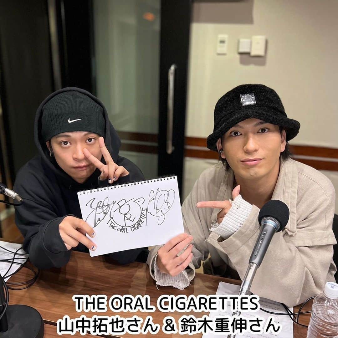 坂本美雨のディア・フレンズのインスタグラム：「11月30日（木）#ディアフレンズ THE ORAL CIGARETTESから#山中拓也 さんと #鈴木重伸 さんをお迎えします🐶🐈‍⬛ @the_oral_cigarettes_official @oraltakuya @shige__oral  現在放送中、#佐々木蔵之介 さん主演のドラマ 「#マイホームヒーロー 」の主題歌『#YELLOW 』が デジタルリリースされています。 なぜ、このタイトルにしたのか、曲に込めた想い 伺います！  💟愛犬家の山中さんと、愛猫家の鈴木さんの プライベートにも迫ります！！ ✳️実家に帰った時に、することは・・・・！？  オーラルメンバーの意外な一面から ご家族のお話しまで⁉️🤩 📻午前11時から放送、ぜひ聴いてね〜🎧  #THEORALCIGARETTES #オーラル #あきらかにあきら #中西雅哉 #高橋恭平 #なにわ男子 木村多江 齋藤飛鳥 #坂本美雨 @miu_sakamoto @miusakamoto.staffofficial #tokyofm #JFN #全国38局ネット #radiko  @tokyofm_official」