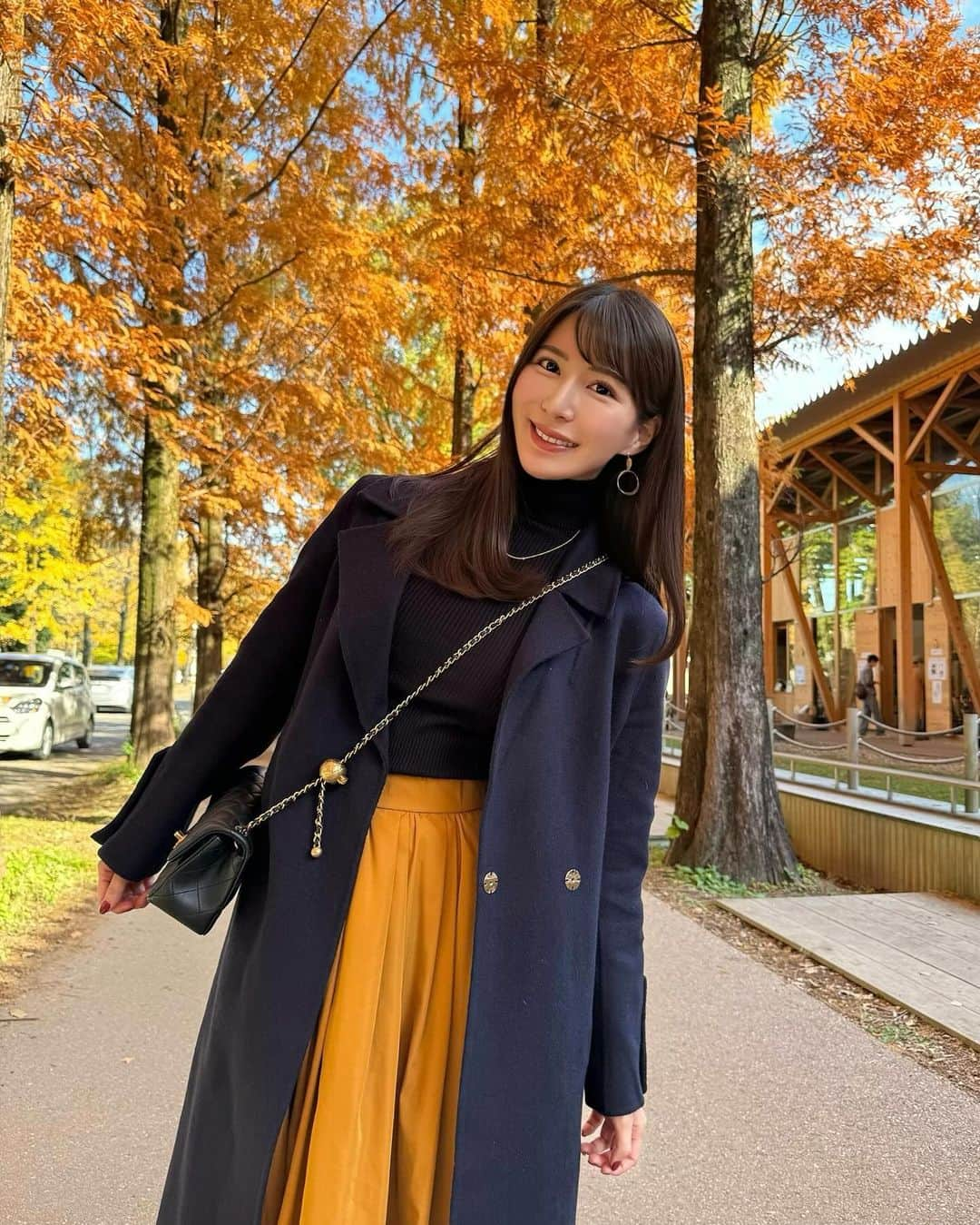 Manaのインスタグラム：「🍁🍂🧡 海外みたいな景色がきれいだった☺️ ⁡ 今日も一日頑張りましょう！ でも無理はしない、頑張りすぎはだめです✨ ⁡ ⁡ 秋が終わりかけると急に寒く感じますね 皆さんお体に気をつけてお過ごしくださいね❤︎ ⁡ ⁡ ⁡ ⁡ Coat：#shein Tops：#uniqlo Skirt：#titivate Bag：#chanel ⁡ ⁡ ⁡ ⁡ ⁡ #岐阜 #各務原 #学びの森 #お出かけ #タートルネックコーデ #ゆるコーデ #あったかコーデ #きれいめカジュアル #秋コーデ #冬コーデ #イエローコーデ #ニットコーデ #チェスターコート #紅葉2023 #紅葉狩り #紅葉スポット #紅葉シーズン #红叶 #단풍」