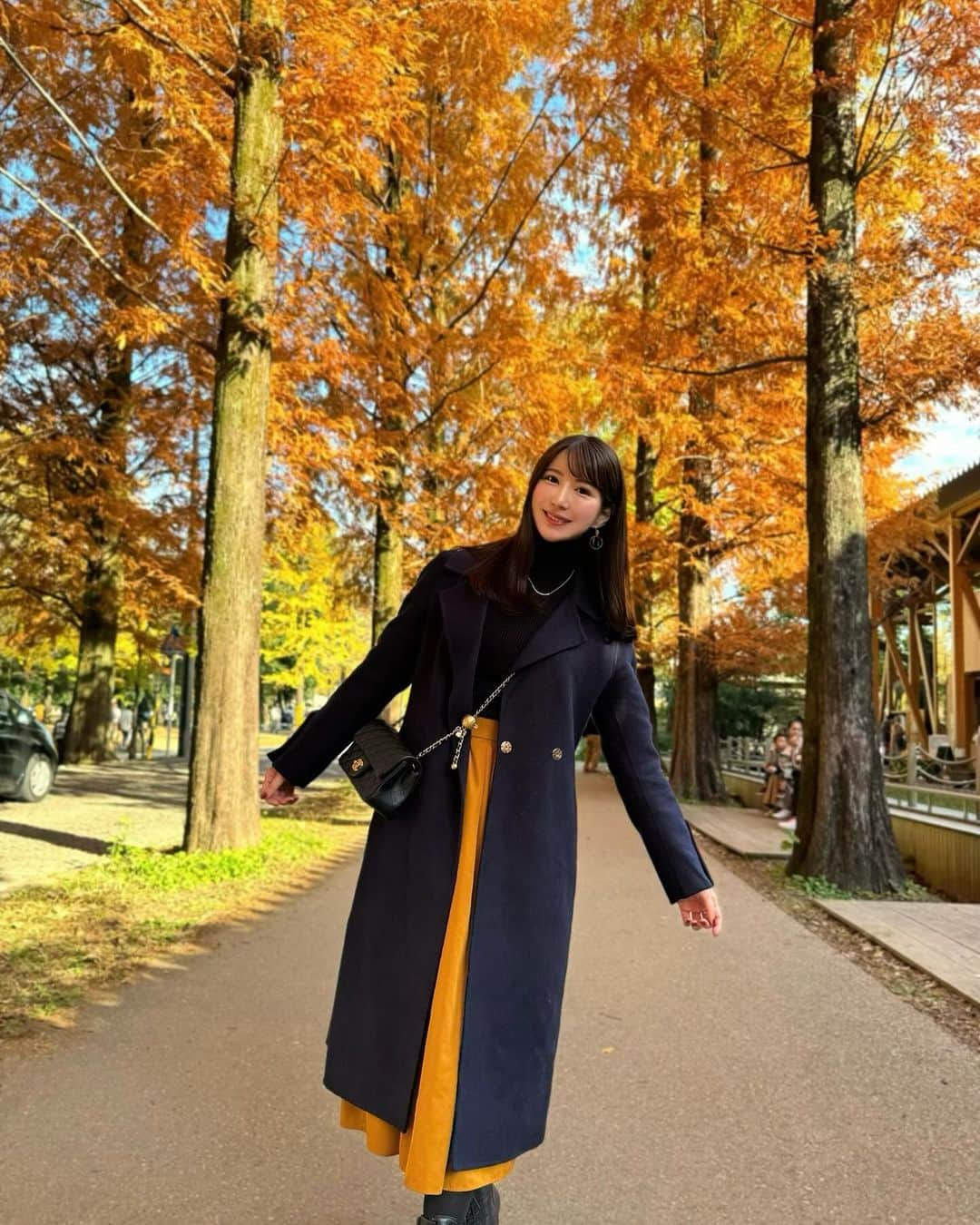 Manaさんのインスタグラム写真 - (ManaInstagram)「🍁🍂🧡 海外みたいな景色がきれいだった☺️ ⁡ 今日も一日頑張りましょう！ でも無理はしない、頑張りすぎはだめです✨ ⁡ ⁡ 秋が終わりかけると急に寒く感じますね 皆さんお体に気をつけてお過ごしくださいね❤︎ ⁡ ⁡ ⁡ ⁡ Coat：#shein Tops：#uniqlo Skirt：#titivate Bag：#chanel ⁡ ⁡ ⁡ ⁡ ⁡ #岐阜 #各務原 #学びの森 #お出かけ #タートルネックコーデ #ゆるコーデ #あったかコーデ #きれいめカジュアル #秋コーデ #冬コーデ #イエローコーデ #ニットコーデ #チェスターコート #紅葉2023 #紅葉狩り #紅葉スポット #紅葉シーズン #红叶 #단풍」11月30日 8時45分 - mana.tcy