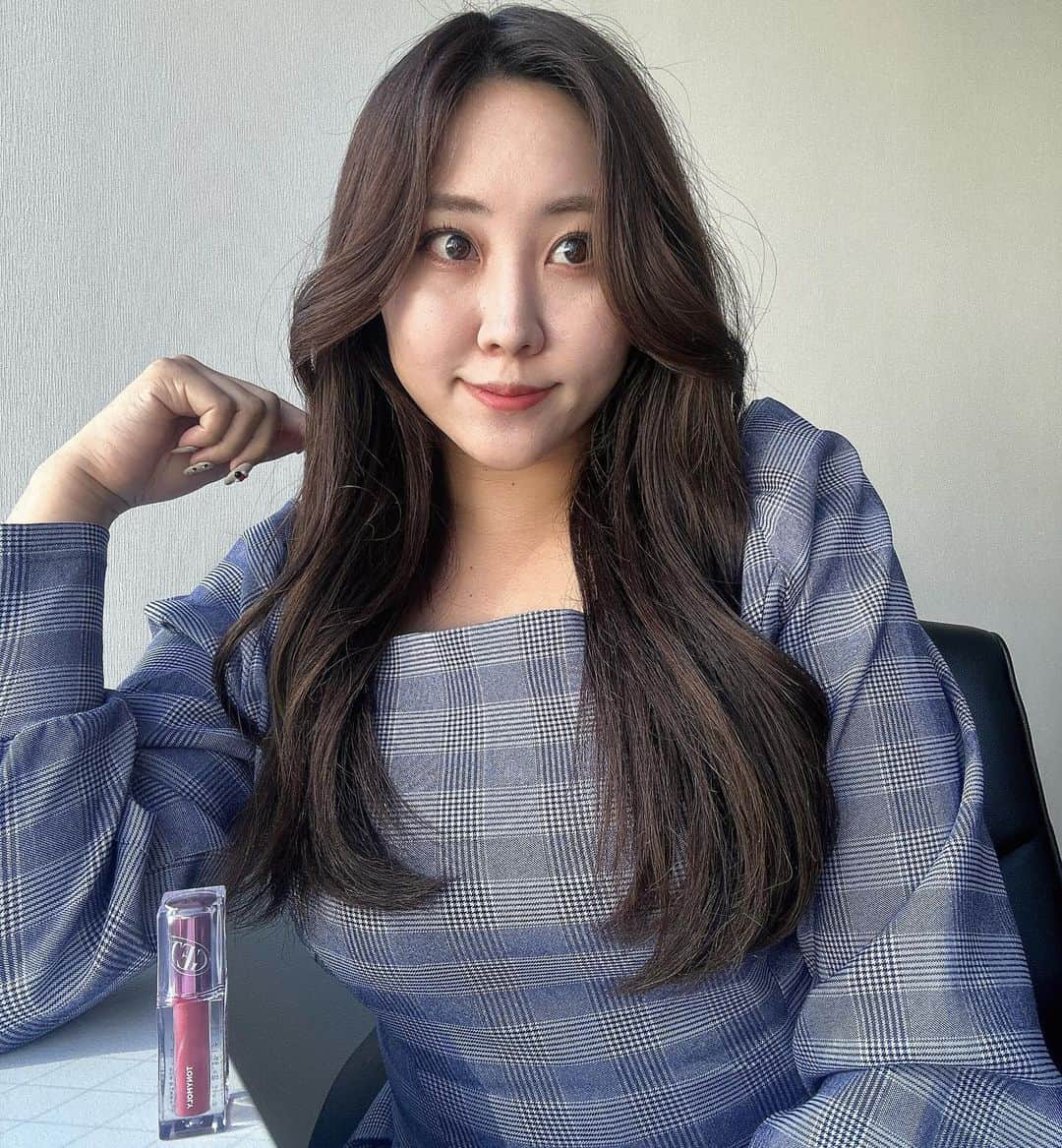 ルナさんのインスタグラム写真 - (ルナInstagram)「最近お気に入りのリップ👄 TONYMOLY @tonymoly.jp_official  ウォーターフルバター 05モブブリュー  私はくすみピンクのカラーを選んだよ🫶 マットなんだけど、ふわっとしっとりしてて 付け心地がすごくいいの✨ 乾燥もあんまりしないよ🫢  今式オンラインショップでセールとプレゼントキャンペーンがあるからぜひチェックしてね🩷  公式オンラインショップBLACK FRIDAY 期間:11/22〜11/30   ✔︎全商品20%オフセール ✔︎プレゼントキャンペーン 　期間中に対象店舗で購入したレシートor   公式ショップで購入したキャプチャを応募フォームから 　アップロードすると抽選で300名様に「お好きな色のティント2本＋グロス1本」プレゼントされるよ❤️  ┈┈┈┈┈┈┈┈┈♡  #トニモリ #トニーモリー #Qoo10 #Qoo10メガ割 #メガ割 #メガ割おすすめ #Qoo10メガ割おすすめ #じゅわティント #ゲットイットティントウォーターフルバター #韓国リップ #韓国コスメ」11月30日 8時45分 - runakumaa