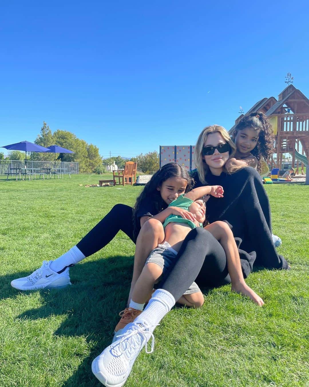 クロエ・カーダシアンのインスタグラム：「I can’t imagine trying to take a Christmas card 🎄🎅🏽♥️ I can’t get everyone to look at the same time hehe!」