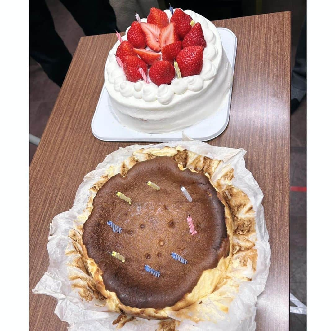 福田ゆみさんのインスタグラム写真 - (福田ゆみInstagram)「お誕生日のお祝い  内谷さんのバースデー🎂 美佐江が焼いて来てくれました。美佐江のケーキは天下一品👍  11月にお誕生日の西ちゃんのチーズケーキ🍰も。  稽古もいい感じで進んでおります。 立ち稽古が始まりました。 頑張ります！  #東京マハロ #貴子はそれを愛と呼ぶ #内谷正文  #加藤美佐江 #西野優希  #福田ユミちゃん」11月30日 8時51分 - yumifukuda0511