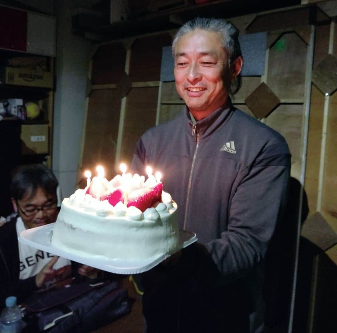 福田ゆみさんのインスタグラム写真 - (福田ゆみInstagram)「お誕生日のお祝い  内谷さんのバースデー🎂 美佐江が焼いて来てくれました。美佐江のケーキは天下一品👍  11月にお誕生日の西ちゃんのチーズケーキ🍰も。  稽古もいい感じで進んでおります。 立ち稽古が始まりました。 頑張ります！  #東京マハロ #貴子はそれを愛と呼ぶ #内谷正文  #加藤美佐江 #西野優希  #福田ユミちゃん」11月30日 8時51分 - yumifukuda0511