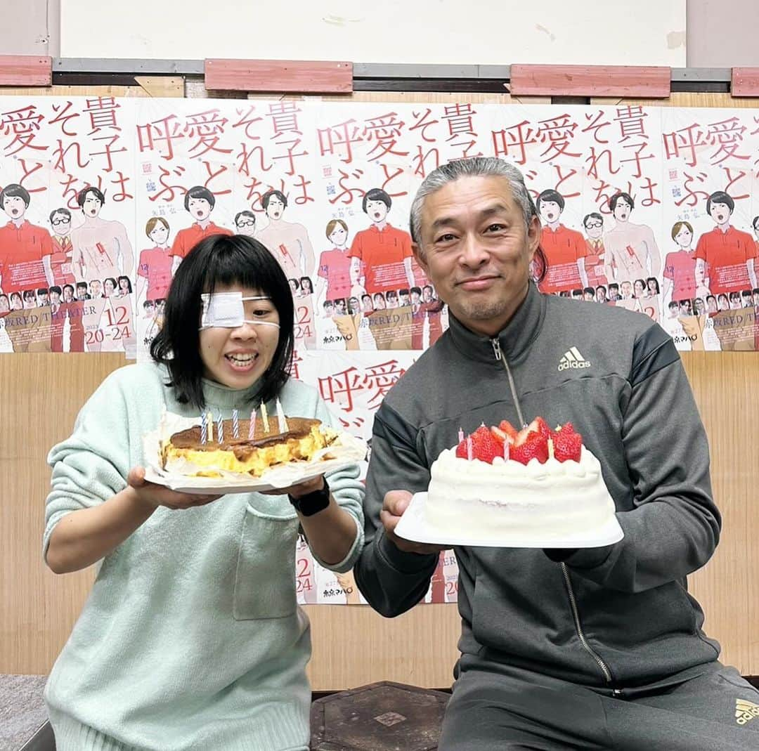 福田ゆみさんのインスタグラム写真 - (福田ゆみInstagram)「お誕生日のお祝い  内谷さんのバースデー🎂 美佐江が焼いて来てくれました。美佐江のケーキは天下一品👍  11月にお誕生日の西ちゃんのチーズケーキ🍰も。  稽古もいい感じで進んでおります。 立ち稽古が始まりました。 頑張ります！  #東京マハロ #貴子はそれを愛と呼ぶ #内谷正文  #加藤美佐江 #西野優希  #福田ユミちゃん」11月30日 8時51分 - yumifukuda0511