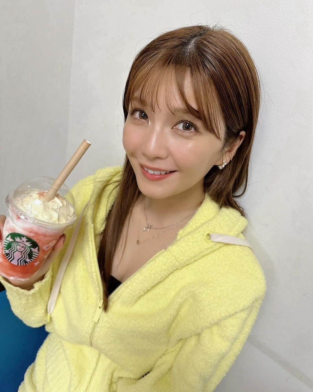 宇野実彩子さんのインスタグラム写真 - (宇野実彩子Instagram)「． ストロベリーメリークリームフラペチーノしたよ🍓🎅🏻  みんなは#スタバ の新作はすぐに飲むタイプ…？私は時々飲む派🤭  今年の寒い日はハニーカモミールティラテ(豆乳に変更＆熱め)を飲んでるよ🧸🍯  おすすめカスタマイズがあったら、コメント欄で教えてね💬」11月30日 18時00分 - misako_uno_aaa