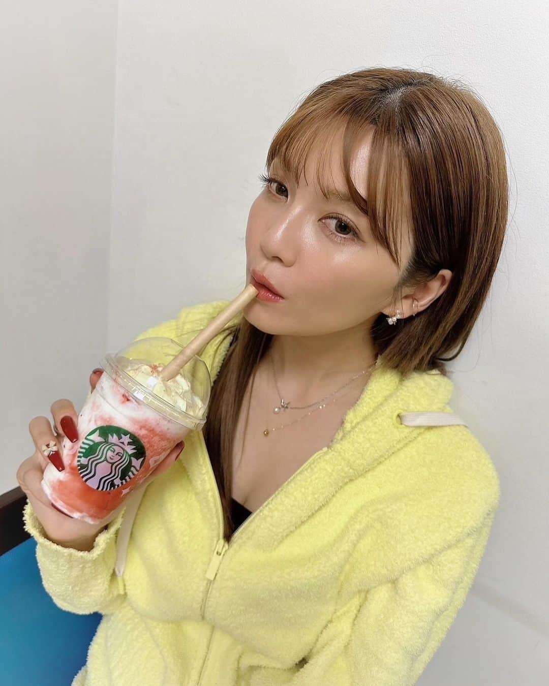 宇野実彩子さんのインスタグラム写真 - (宇野実彩子Instagram)「． ストロベリーメリークリームフラペチーノしたよ🍓🎅🏻  みんなは#スタバ の新作はすぐに飲むタイプ…？私は時々飲む派🤭  今年の寒い日はハニーカモミールティラテ(豆乳に変更＆熱め)を飲んでるよ🧸🍯  おすすめカスタマイズがあったら、コメント欄で教えてね💬」11月30日 18時00分 - misako_uno_aaa