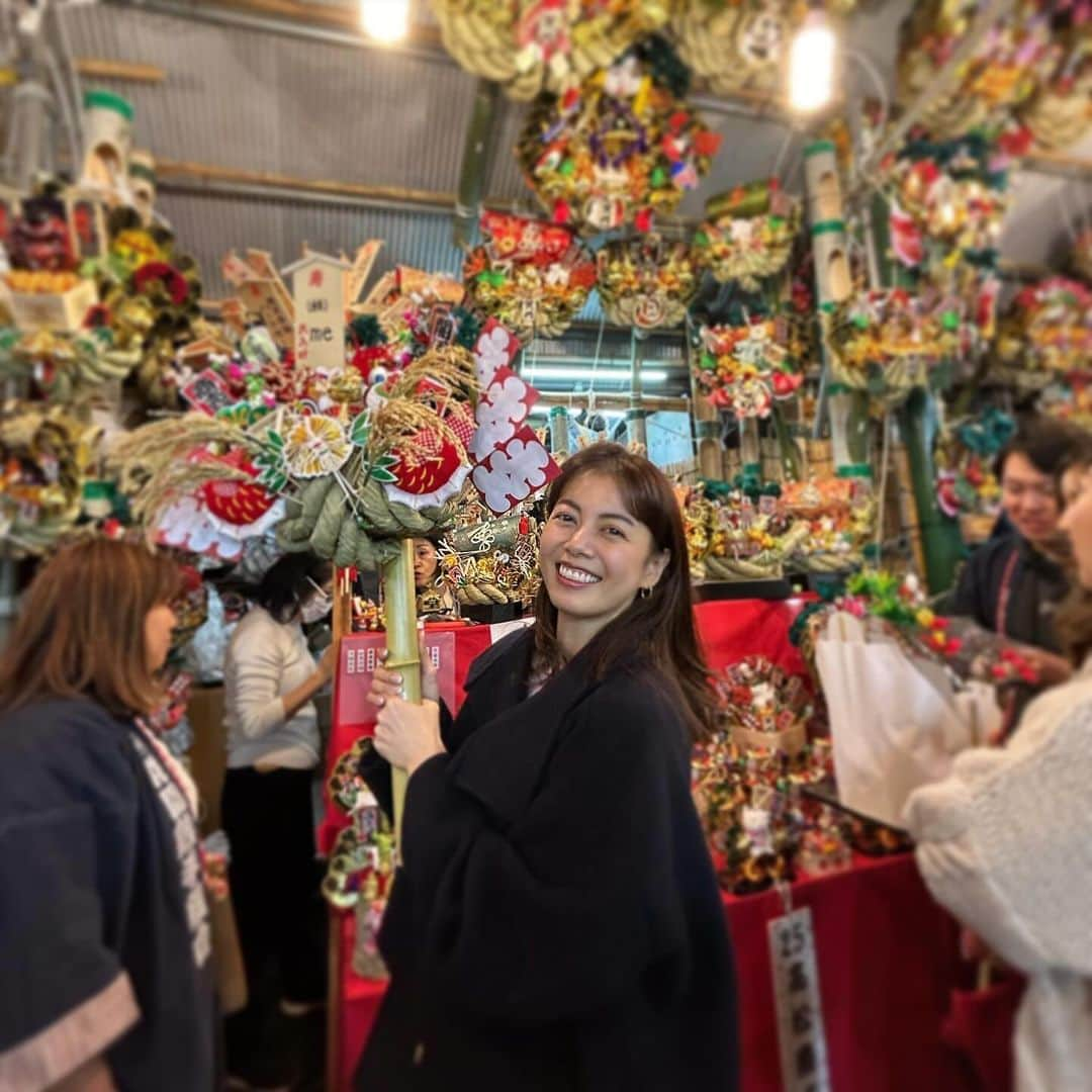 中林美和さんのインスタグラム写真 - (中林美和Instagram)「今年も行ってまいりました 花園神社の酉の市⛩️  今年も充実した一年だったことに感謝して、 来年の商売繁盛をお祈りしてきました。 酉の市に行くと、いよいよ一気に年末感。 来年はどんな年にしようかな、でもその前に、 今年の仕事を最後までしっかりやろう🤍  #酉の市#MAROA#マロア#商売繁盛#⛩️」11月30日 8時54分 - miwanakabayashi