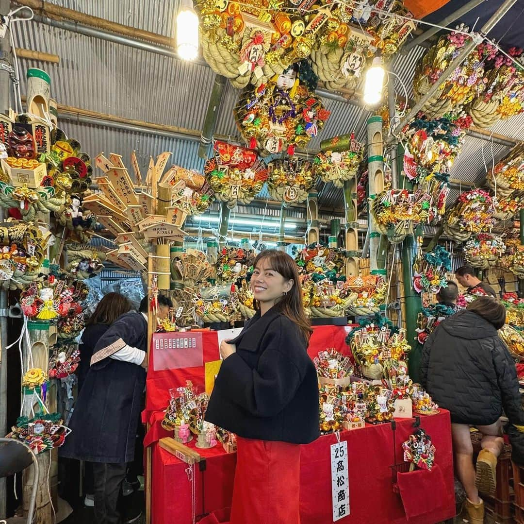 中林美和のインスタグラム：「今年も行ってまいりました 花園神社の酉の市⛩️  今年も充実した一年だったことに感謝して、 来年の商売繁盛をお祈りしてきました。 酉の市に行くと、いよいよ一気に年末感。 来年はどんな年にしようかな、でもその前に、 今年の仕事を最後までしっかりやろう🤍  #酉の市#MAROA#マロア#商売繁盛#⛩️」