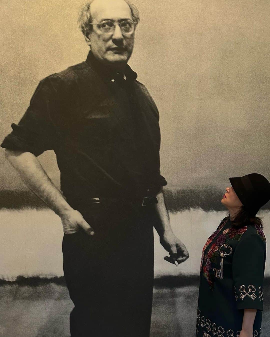 のインスタグラム：「Checking out the fabulous #Rothko exhibit. Thanks to the @louisvuittonfoundation and our wonderful guide Guillome for a lovely afternoon.」