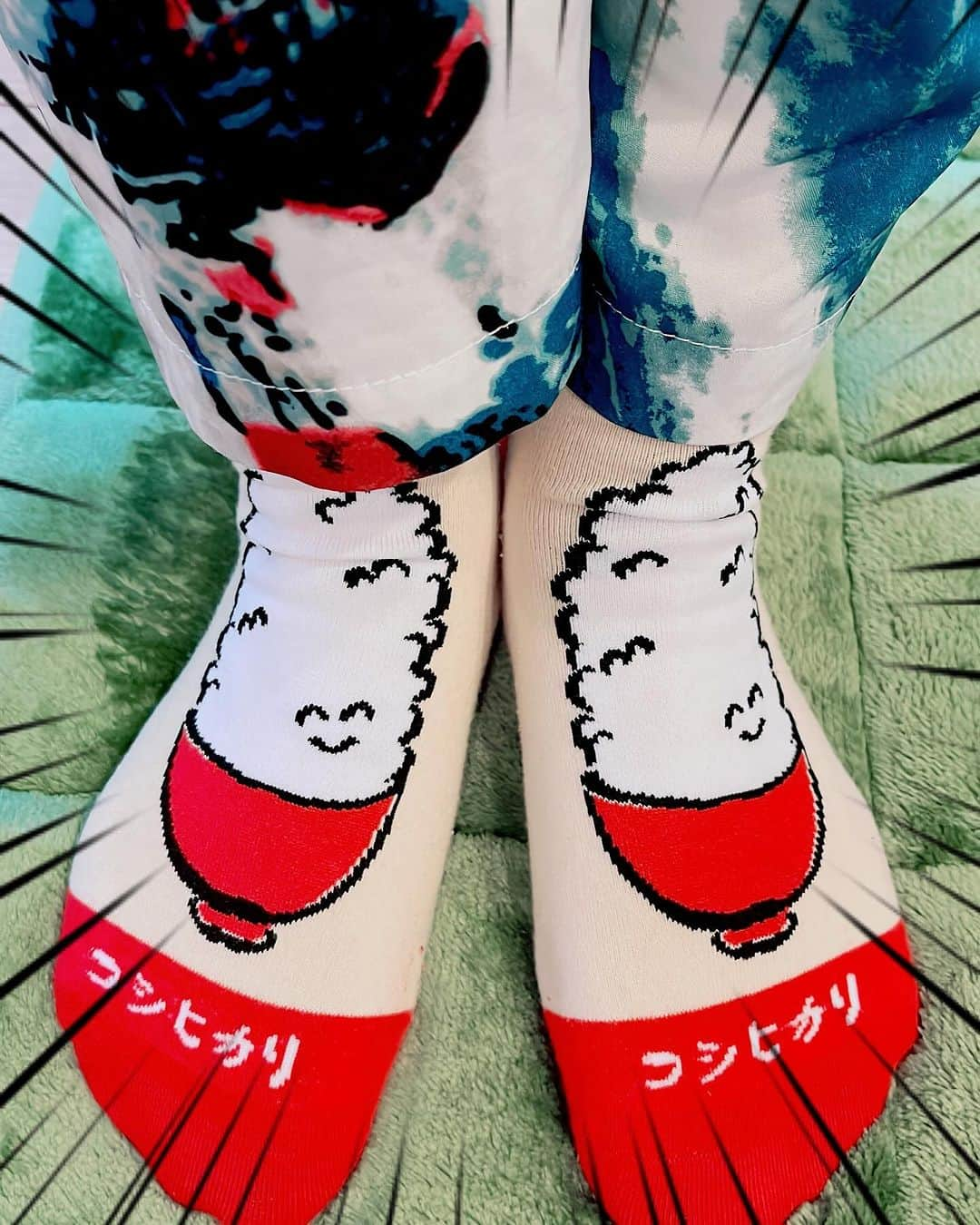 石田燿子のインスタグラム：「本日の靴下🧦 30周年ライブの最終リハなので あのこにもらった愛のこもったコチラでスタジオに向かいます🚅 デジャヴっぽさ🤣🤣 #石田燿子30th #本日の靴下」