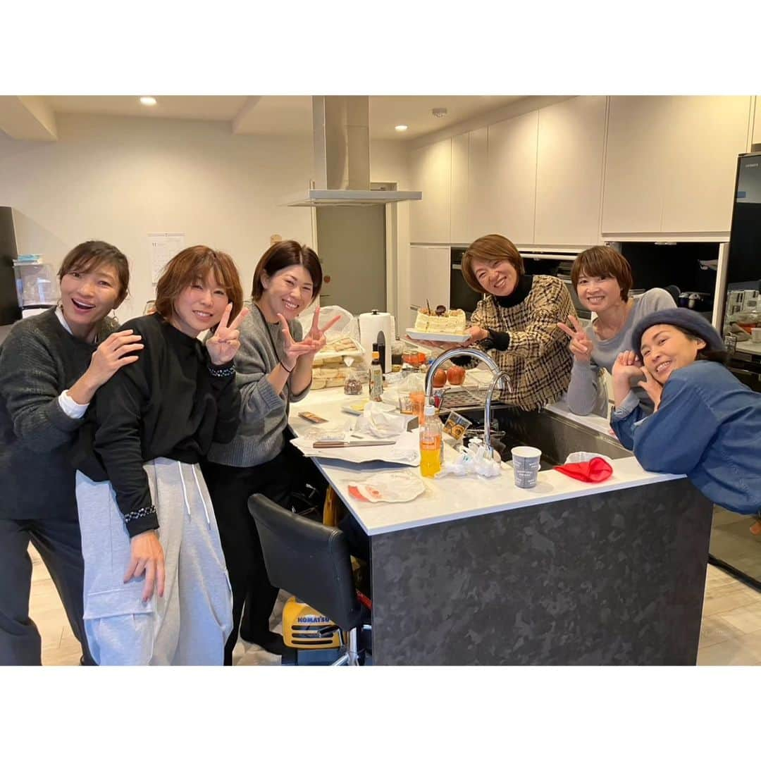 竹末裕美さんのインスタグラム写真 - (竹末裕美Instagram)「先日、先輩のお家でBBQ🥓 本当に素敵なお家で、大雅もお兄ちゃん、お姉ちゃん達とたくさん遊んでもらって楽しかったみたい😄 お肉、燻製、パン、アップルパイ、サラダ、焼きそばとか他にもたくさんみんな手作りしてくれました😆 お料理上手なお姉さんばかりで😁 私は食べてばかりですみません🙏 本当に楽しい会でした😄  また、宜しくお願いします😂  @sachikonagamori  @naoko.shiraishi.10  @kokitaiki  @kyon0830   #バーベキュー#BBQ#子供#4歳児#お兄ちゃん#お姉ちゃん#初対面でもすぐ仲良くなる#ゴルファー#女子プロゴルファー#プロゴルファー#大好きな人」11月30日 9時03分 - hiromitakesue