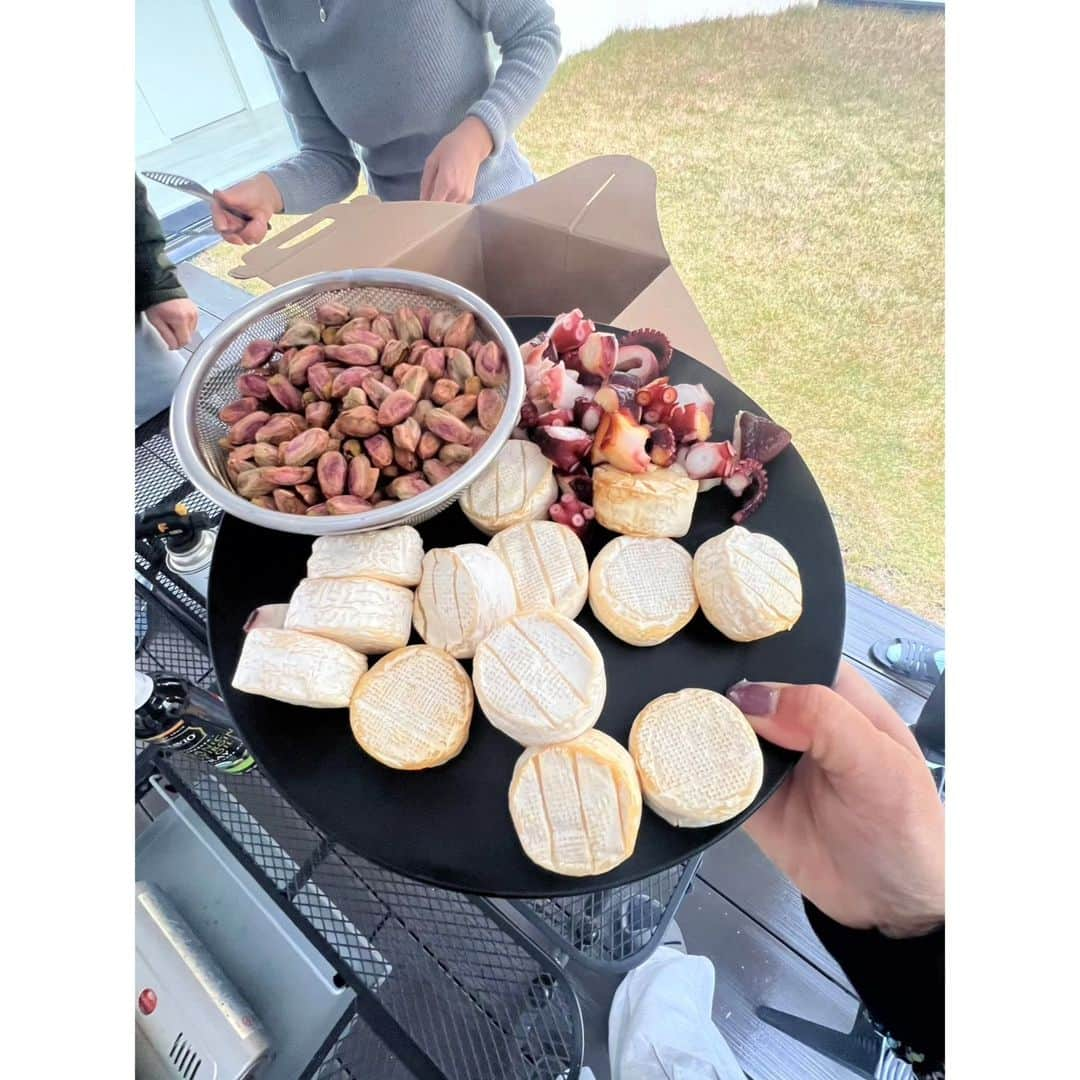 竹末裕美さんのインスタグラム写真 - (竹末裕美Instagram)「先日、先輩のお家でBBQ🥓 本当に素敵なお家で、大雅もお兄ちゃん、お姉ちゃん達とたくさん遊んでもらって楽しかったみたい😄 お肉、燻製、パン、アップルパイ、サラダ、焼きそばとか他にもたくさんみんな手作りしてくれました😆 お料理上手なお姉さんばかりで😁 私は食べてばかりですみません🙏 本当に楽しい会でした😄  また、宜しくお願いします😂  @sachikonagamori  @naoko.shiraishi.10  @kokitaiki  @kyon0830   #バーベキュー#BBQ#子供#4歳児#お兄ちゃん#お姉ちゃん#初対面でもすぐ仲良くなる#ゴルファー#女子プロゴルファー#プロゴルファー#大好きな人」11月30日 9時03分 - hiromitakesue