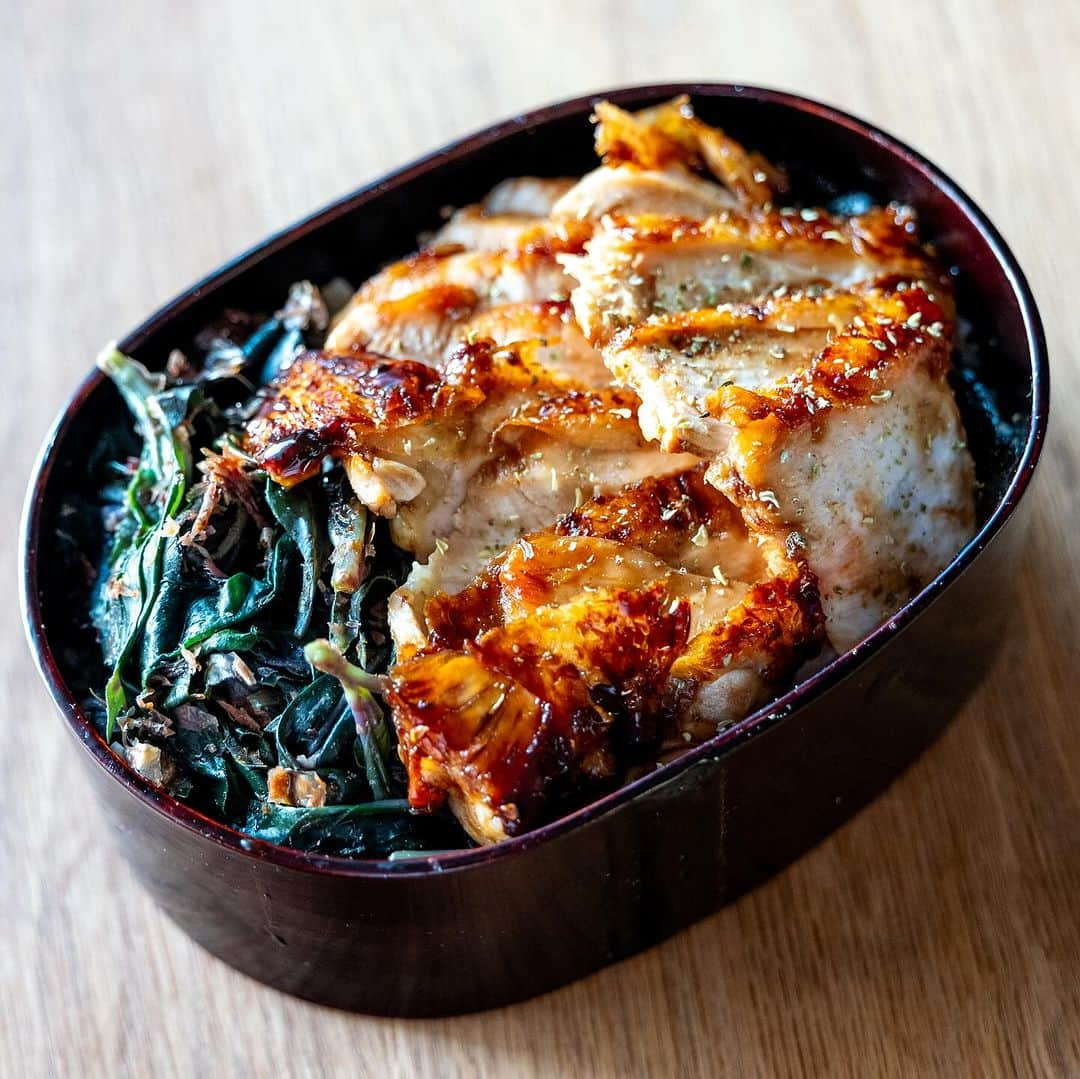 武井義明のインスタグラム：「Today’s bento.  焼き鳥丼。  #leica_photos #leicaphoto #leicaphotography #leicasl #leicasl601 #foodphotography #foodphotographyandstyling #bento #lunchbox」