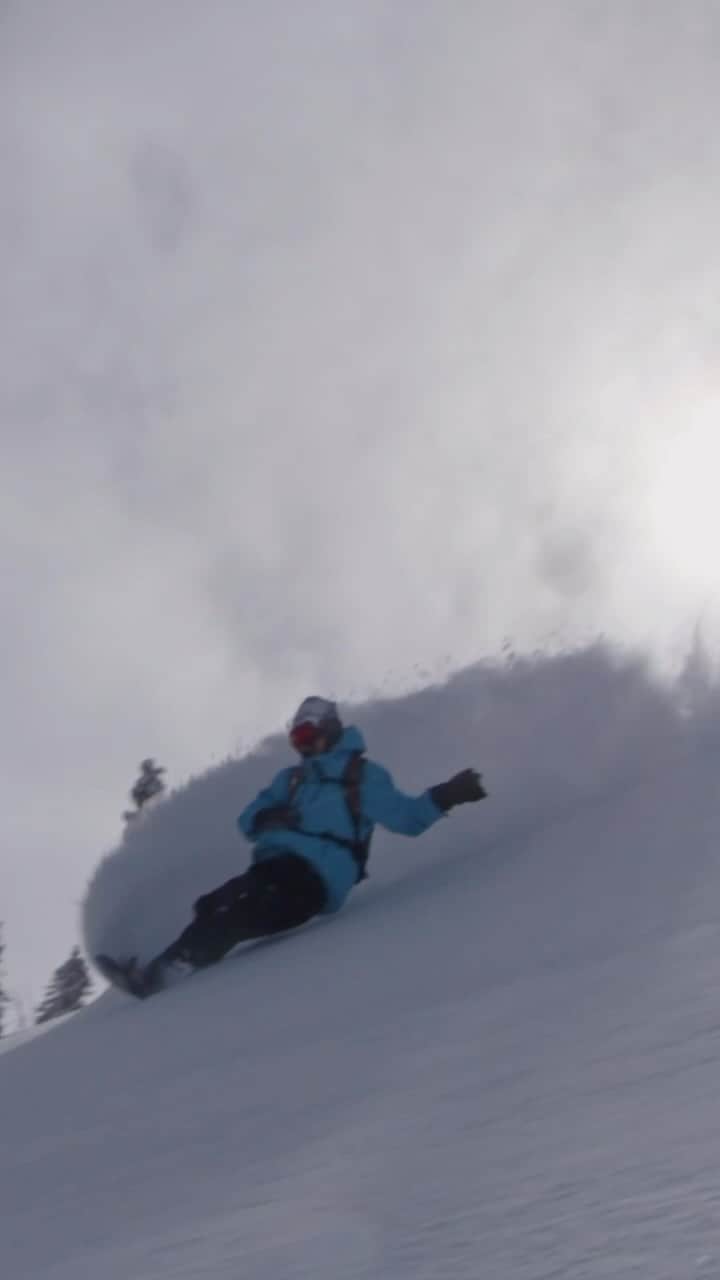 角野友基のインスタグラム：「Jackson Hole athletes @yukikadono + @coopbran + @camfitzpatrick painting turns on a powdery canvas filming for their movie, BLINK. 🙌 Catch the world premiere of the @this_is_us_in squad’s movie this Friday at @roadhousebeer pub on the Jackson Town Square! Grab a ticket 🎟️ at the link in our Story. We can’t wait 🍿  👉 SLC premiere 12/9 👉 @shred_bots premiere 12/10  #jacksonhole #snowboarding」