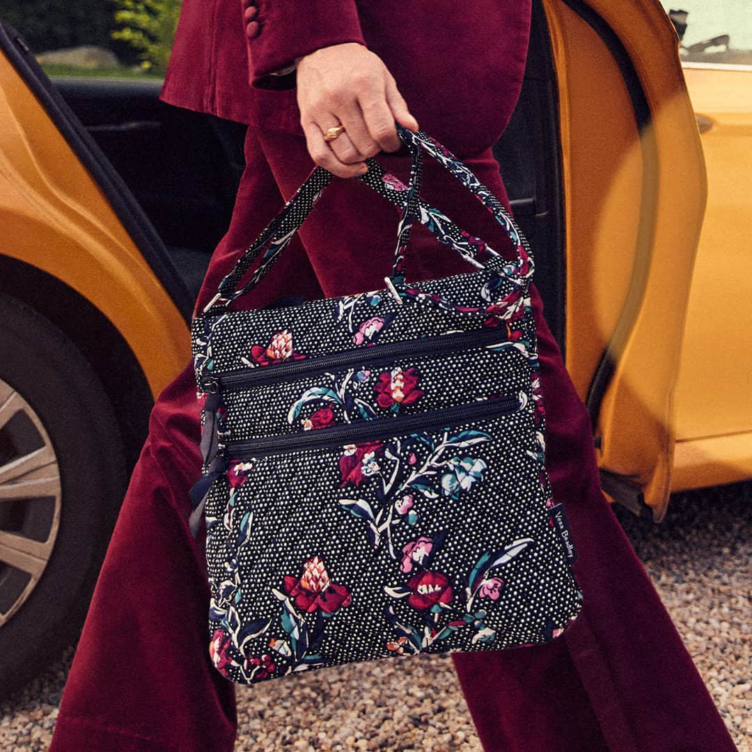 ヴェラブラッドリーのインスタグラム：「Vera Bradley is the best source for finding a gift for everyone ... at every budget level, too. Head over to our stories to explore this curated selection of gifts we love, perfectly priced under $100.   #holidayshopping #giftsunder$100 #pattern #VeraBradley」