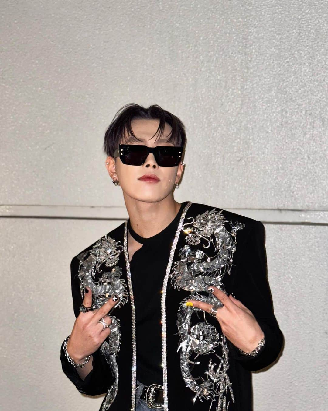 ATEEZさんのインスタグラム写真 - (ATEEZInstagram)「[#Hong_stagram] Let's get crazy😎  @Balmain   #ATEEZ #에이티즈 #HONGJOONG #홍중」11月30日 0時14分 - ateez_official_