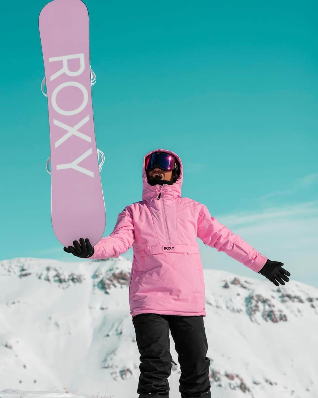 ロキシーさんのインスタグラム写真 - (ロキシーInstagram)「@nirvanaortanez rocking the Radiant Lines Overhead Technical Snow Jacket 💖」11月30日 0時06分 - roxy