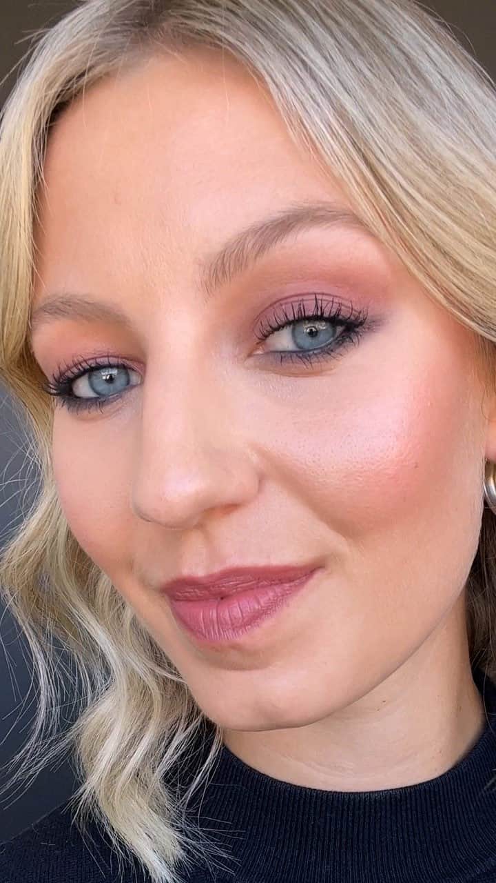 ボビイブラウンのインスタグラム：「Flip the script on the smokey eye. Watch Bobbi Brown Pro Artist @bbpro_micheleclausen create an easy reverse smokey eye using our 2-sided shadow stick.  REVERSE SMOKEY EYE HOW TO: • Dual-Ended Long-Wear Cream Shadow Stick in Bronze Pink/ Espresso: Shade lids with Bronze Pink and blend, then apply Espresso to lower lash line and smudge out • Long Wear Eye Pencil in Jet: Apply along lower waterline • Smokey Eye Mascara: Brush from base to tips of lashes  Are you going to try this reverse smokey eye look? Comment below.  #BobbiBrown #SmokeyEye #ReverseSmokeyEye #SmokeyEyeLook #SmokeyEyeTutorial」