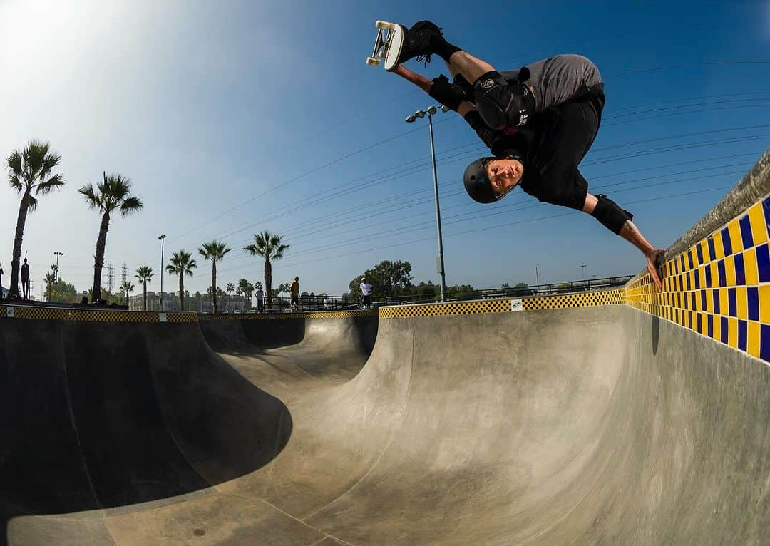 トニー・ホークのインスタグラム：「Recent frontal as seen in the current @thrashermag. I learned Miller Flips before frontside inverts so getting my hand on coping is a rare treat because I just throw it behind me and hope for the best. Thanks to @burnout for his patience while I flailed a few before this one.  While you’re here: my final video “Tapes You Leave Behind” will drop next week… if we can clear the music by then.」