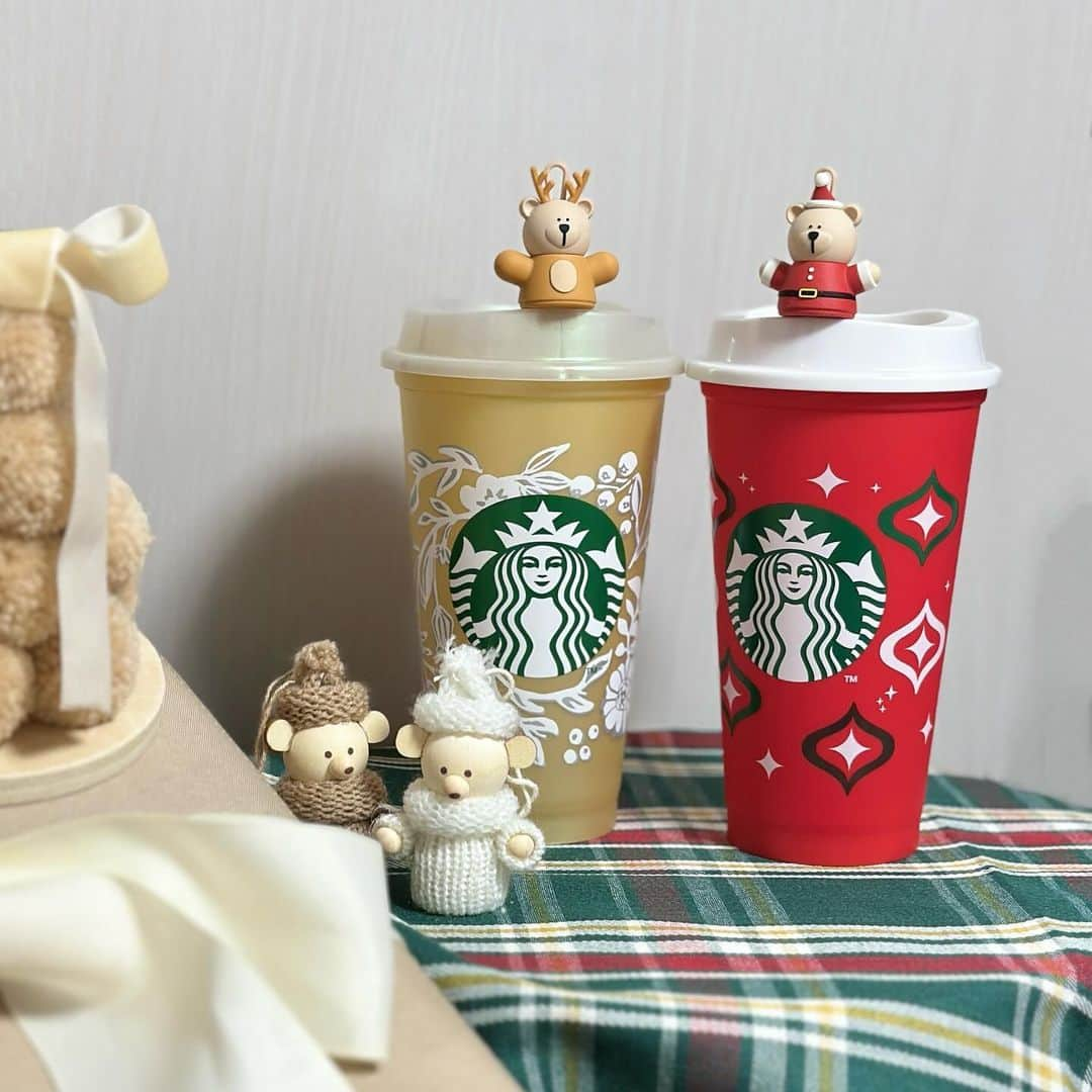 ルナのインスタグラム：「𝖲𝖳𝖠𝖱𝖡𝖴𝖢𝖪𝖲 𝖢𝖮𝖥𝖥𝖤𝖤  @starbucks_j 🎄 今日から色々新作発売されたね♡ トナカイのベアリスタとボトル可愛すぎる。。 サンタと合わせたらさらに可愛い🎅❤️  メルティホワイト ピスタチオ モカ も美味しかったー🤍🤍 つぎはフラペチーノ飲むぞ😏❤️  スリーコインズで買ったくまさんのオーナメントも可愛い🧸 ┈┈┈┈┈┈┈┈┈♡ #スターバックスコーヒー #スターバックス #スタバ #スタバ新作 #ベアリスタ #ベアリスタキャップ  #スタバタンブラー #スタバクリスマス #スタバグッズ #トナカイベアリスタ #スリーコインズ #3coins #スリコ購入品 #スリコ新商品 #メルティホワイトピスタチオモカ #スリーコインズ新商品 #starbuckscoffee #starbucks #starbucksjapan」