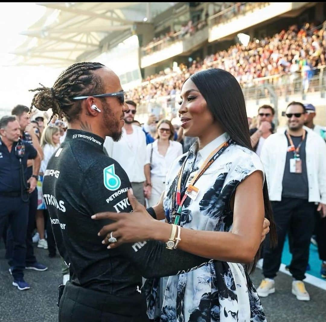 ナオミ・キャンベルのインスタグラム：「Formula 1 Abu Dhabi Grand Prix 23  Thank you @f1 @visitabudhabi @humanagementme @siphodlam  #f1 #abudhabiGP #visitabudhabi #formula1 #grandrix.  💜🏎️ Video #OmiMedia  by @hardyindiigo Wearing #Sarah Burton」