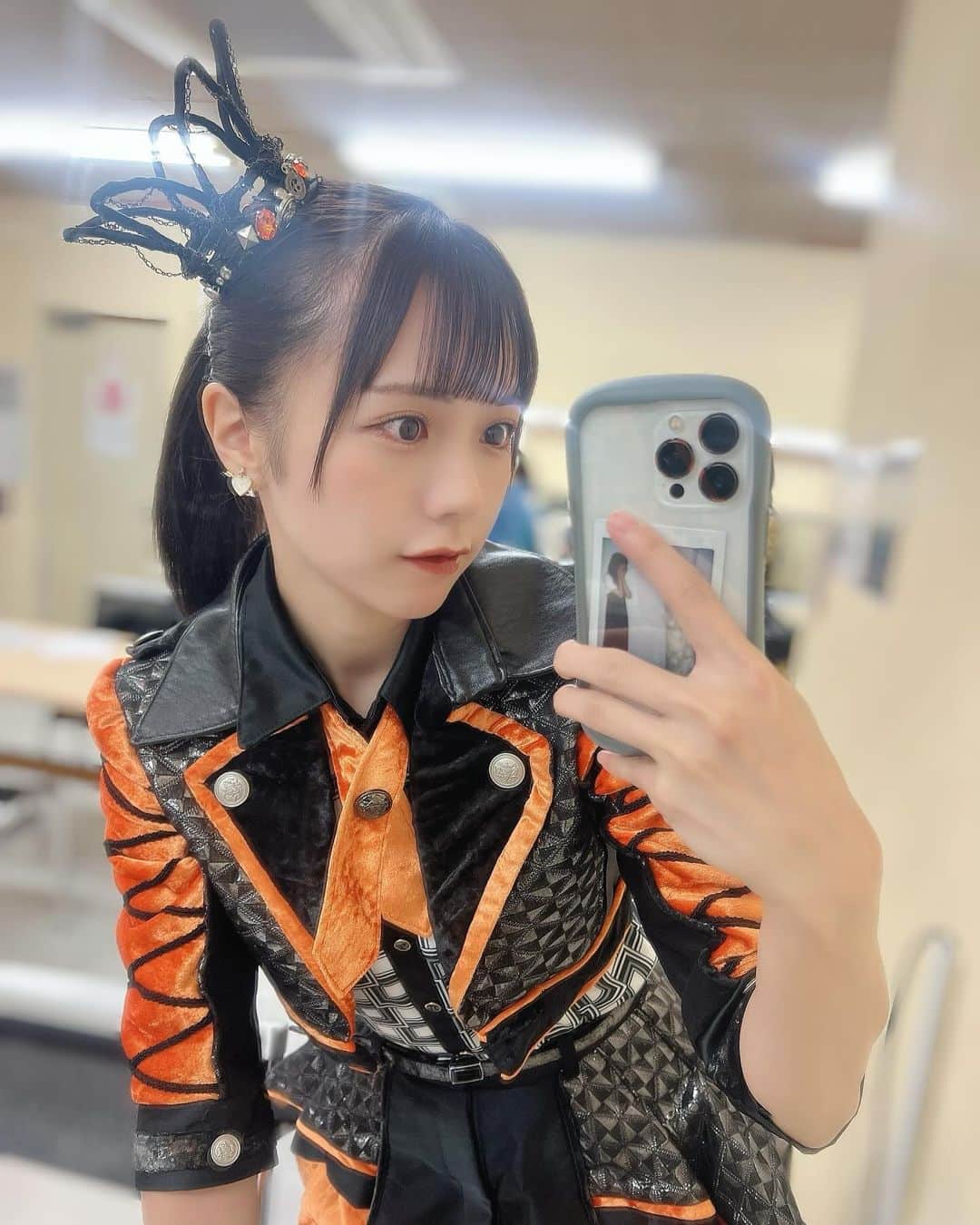 日南遥のインスタグラム：「👑 ⁡ こんばんは〜 ⁡ お昼は松屋のビーフカレギュウ食べました🍛 美味しかったけど辛さ耐性ない私にはちと辛く感じたので、 次は温泉たまご入れて食べようと思いました🚶‍♀️ ⁡ 良いものやおしゃれなものばっかり食べてると 言われることもあるんですけど 写真を撮って載せないだけで 1人の時はサイゼガスト丸亀はなまるうどんなど よく行ってます👶🏻 ⁡ ⁡ 今日は神奈川単独公演 ありがとうございましたー！☺️ ⁡ スーツやお仕事着で 駆けつけてくださるの見て なんだか愛おしくなります(?) ⁡ そしてそして久しぶりの ハロブラ衣装×ポニテでした🌞 ⁡ 大好きなオレンジをがっつりめに 見に纏えるのやっぱりすごく嬉しいし、 髪飾りの王冠可愛くてすき🫶🏻 ⁡ ⁡ 今日も会いに来てくれる皆さんのおかげで とっても楽しかったですー！ ⁡ また週末フレオ祭でお会いしましょう🥳 ⁡ ⁡ 水曜日おつかれさまでした〜 またあした！」