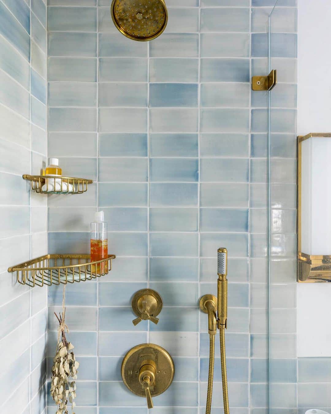 Sweeten Homeのインスタグラム：「We love the blue hues in this Gramercy Park bathroom renovation.   Renovated with Sweeten ✨  Head to our blog via the link in our bio to read more about this renovation.   #bathroomremodel #bathroom #renovations #bathroominspiration #bathroominspo #bluebathroom #tileshower #brassdecor #brassfixtures #bathroomrenovation #sweeten #sweetenreno」