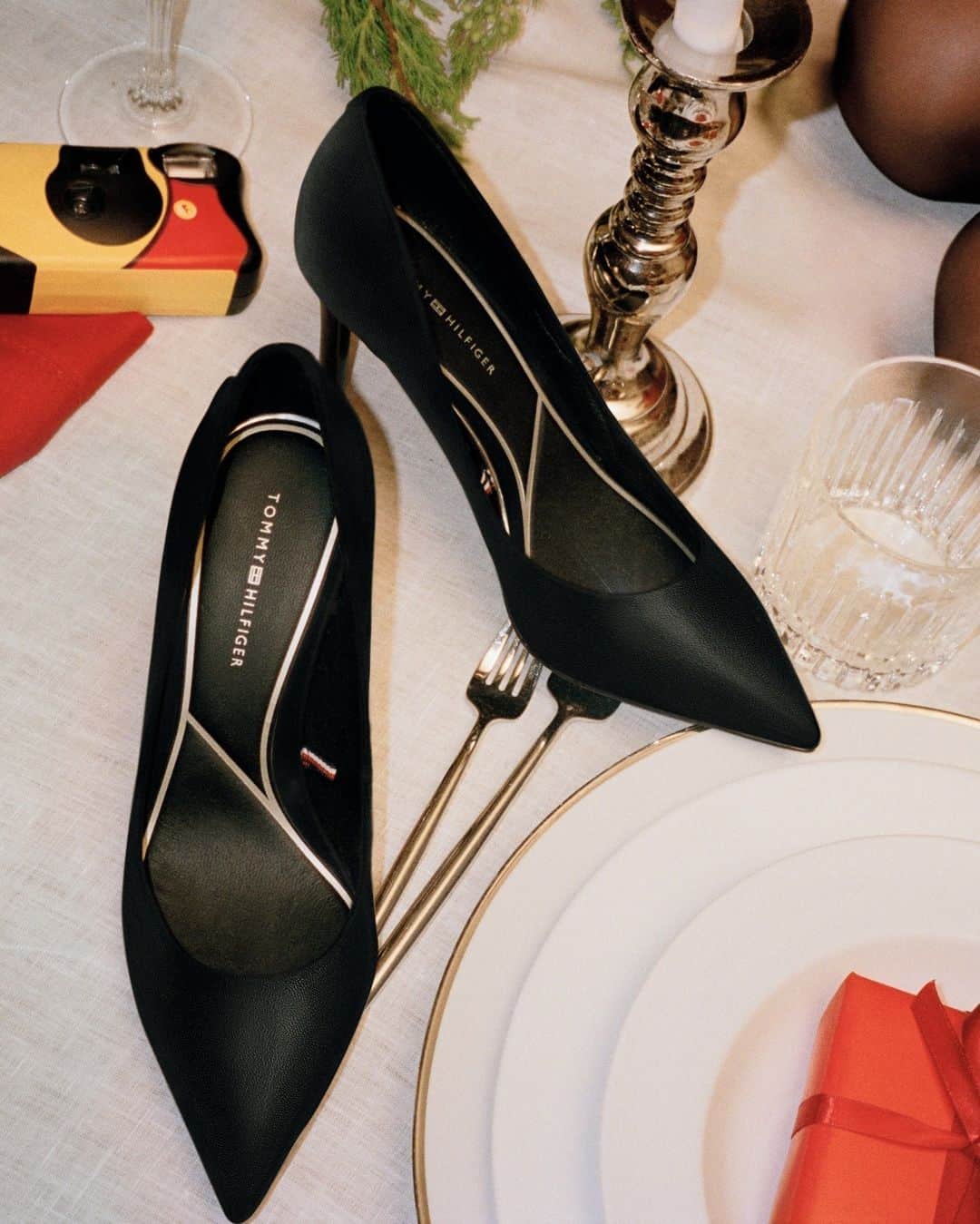 Tommy Hilfigerのインスタグラム：「Accessories so good they’ll bring the shine to your holiday parties. #AccessoriesForHer」