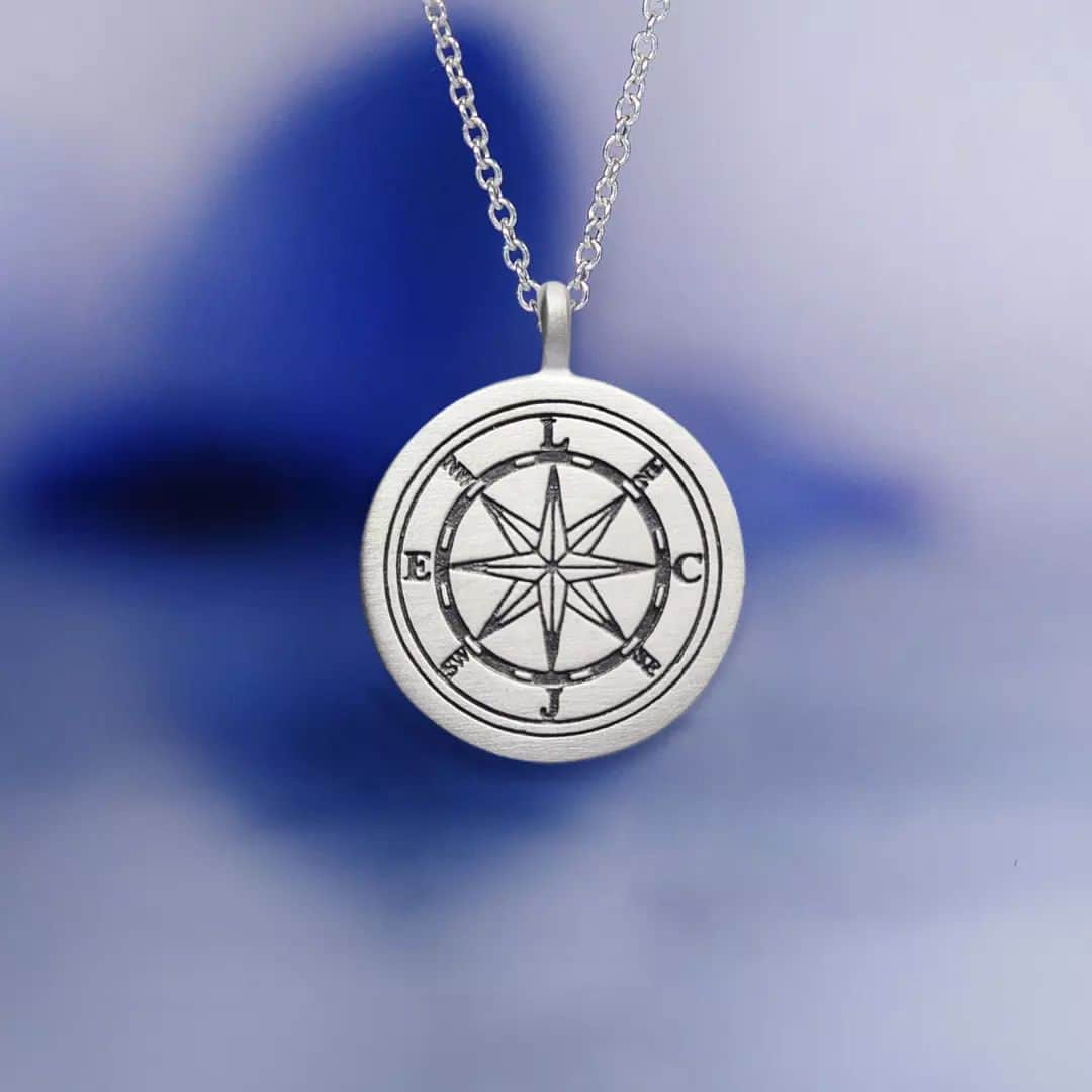 ミーアンドローのインスタグラム：「Enjoy Free Ground Shipping on all orders!  Including our Silver Compass Pendant!」