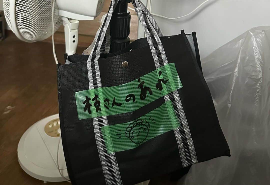 枝優花さんのインスタグラム写真 - (枝優花Instagram)「ワンルームエンジェル　最終回ご視聴いただきありがとうございました。  作品と向き合うなかで、届いたらいいなと願っていたこと、でもたとえ届かなくとも最後までやるぞと決めていたことがたくさんありました。 でも、そうした覚悟が杞憂で、こんなにもしっかりと届くのかと、自分自身が信じてやってきたことが大切にしていただけた気がして、皆さんからの愛をたくさんいただいた2ヶ月、間違いなく幸せでした。  終わってしまってさみしい気持ちもありますが、心に残ったやさしい気持ち、これはずっとそばに在るものだと思うので☺️そのあたたかさを共有できたこと、感謝です。  てことで、現場の思い出を振り返って終わろうと思います✊  1 最終話のあるシーン。お刺身の言い方関西弁だったな、気づかなくてごめんね...  2 クランクイン弁当。デザインまでかわいい。よく見ると幸紀と天使の会話。かわいい。  3 俺たちの特殊造形タイガさん。通称タイガーウィング。羽担当。この羽と写真撮影は1枚1000円です(ぼりすぎ)  4 制作の女の子たちがグミを大量に入れたバッグをプレゼントしてくれた。しかし気づいたら私のグミは全員の食べ放題になってた。みんなが幸せならそれでいいです。winwin  5 ミニオンズ？羽部隊。このようにカートでいつも羽は登場していたんだ。  6 プロデューサーお手製のかき氷屋。こういう心意気がね愛だよね。本当に嬉しかった。でもかき氷の日に限って涼しかったね。  7 本当に疲労困憊すぎて左右違う靴を履いて来てしまいました。撮影とは過酷なもの....なの。  8 風強すぎて全員で防風ネットを(意味があったのかわからない)  9 いつも心に幸紀を👼  10 編集中の隙間時間にみんなで作った幸紀Tシャツ。ロゴ雰囲気はMARNIのTシャツを参考にしています。参考にね..  フォルダ見返すとみんなが疲労困憊で死んでいる、倒れている、踊っている写真しかなかった。それをシャッターチャンスと思っている節があり、人が限界を迎えている姿は魅力的。イエス。  かく言う私も数日は40度の熱が下がらず、監督だけは替が効かないという言葉を噛み締めながら解熱剤を流し込む最中、うっかり三途の川見えましたが、振りかえればいい思い出です。(筋トレしな...)  うーんまとまらない。けど幸せだったことは伝わるかな。 全てに感謝🪽出逢えてよかった👼愛 またどこかで✊」11月30日 0時35分 - edmm32