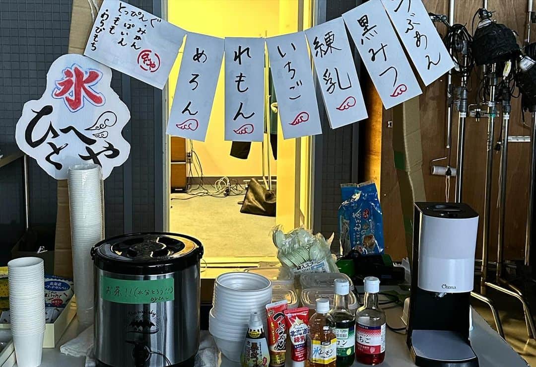 枝優花さんのインスタグラム写真 - (枝優花Instagram)「ワンルームエンジェル　最終回ご視聴いただきありがとうございました。  作品と向き合うなかで、届いたらいいなと願っていたこと、でもたとえ届かなくとも最後までやるぞと決めていたことがたくさんありました。 でも、そうした覚悟が杞憂で、こんなにもしっかりと届くのかと、自分自身が信じてやってきたことが大切にしていただけた気がして、皆さんからの愛をたくさんいただいた2ヶ月、間違いなく幸せでした。  終わってしまってさみしい気持ちもありますが、心に残ったやさしい気持ち、これはずっとそばに在るものだと思うので☺️そのあたたかさを共有できたこと、感謝です。  てことで、現場の思い出を振り返って終わろうと思います✊  1 最終話のあるシーン。お刺身の言い方関西弁だったな、気づかなくてごめんね...  2 クランクイン弁当。デザインまでかわいい。よく見ると幸紀と天使の会話。かわいい。  3 俺たちの特殊造形タイガさん。通称タイガーウィング。羽担当。この羽と写真撮影は1枚1000円です(ぼりすぎ)  4 制作の女の子たちがグミを大量に入れたバッグをプレゼントしてくれた。しかし気づいたら私のグミは全員の食べ放題になってた。みんなが幸せならそれでいいです。winwin  5 ミニオンズ？羽部隊。このようにカートでいつも羽は登場していたんだ。  6 プロデューサーお手製のかき氷屋。こういう心意気がね愛だよね。本当に嬉しかった。でもかき氷の日に限って涼しかったね。  7 本当に疲労困憊すぎて左右違う靴を履いて来てしまいました。撮影とは過酷なもの....なの。  8 風強すぎて全員で防風ネットを(意味があったのかわからない)  9 いつも心に幸紀を👼  10 編集中の隙間時間にみんなで作った幸紀Tシャツ。ロゴ雰囲気はMARNIのTシャツを参考にしています。参考にね..  フォルダ見返すとみんなが疲労困憊で死んでいる、倒れている、踊っている写真しかなかった。それをシャッターチャンスと思っている節があり、人が限界を迎えている姿は魅力的。イエス。  かく言う私も数日は40度の熱が下がらず、監督だけは替が効かないという言葉を噛み締めながら解熱剤を流し込む最中、うっかり三途の川見えましたが、振りかえればいい思い出です。(筋トレしな...)  うーんまとまらない。けど幸せだったことは伝わるかな。 全てに感謝🪽出逢えてよかった👼愛 またどこかで✊」11月30日 0時35分 - edmm32
