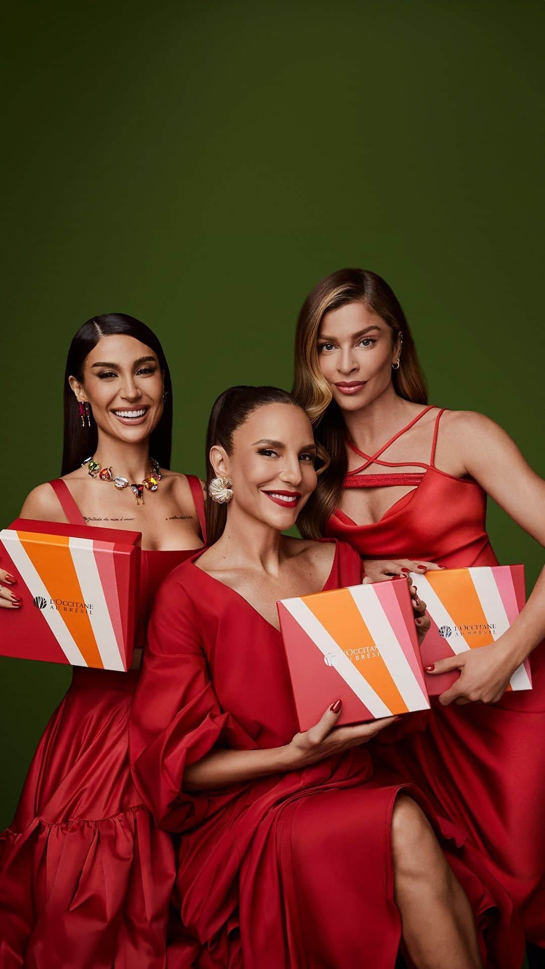 massaferaのインスタグラム：「Sabe o que as minhas embaixadoras @ivetesangalo, @massafera e @bianca têm em comum? O borogodó perfeito neste Natal!🎄🎁  A melhor época do ano chegou e eu vou te levar em uma jornada pelo jeitinho brasileiro para despertar novos sorrisos e tradições 🥰  Dê play no vídeo e celebre esse momento perfeito para ser presente! ❤️」