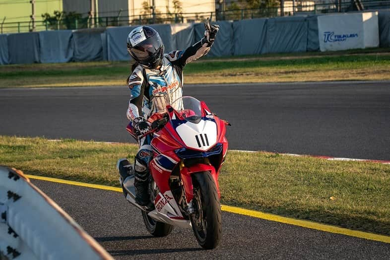 葉月美優さんのインスタグラム写真 - (葉月美優Instagram)「❥夕方エモい𓂃.𓈒𓏸  📸 kuma さん  bike▷ CBR250RR / Honda   TUONO660 / @apriliajapan   Helmet▷ X-Forteen / @shoei_japan   Suit / Globe ▷ HYOD / @hyod_ondesign   Boots▷ alpinestarts / @alpinestars_auto_japan   #筑波サーキット #サーキット女子 #サーキットトレーニング #bikegirl #hondabike #aprilia #tuono #tuono660 #cbr #cbr250rr #hondabike #apriliajapan #tc2000 #バイク女子 #ホンダバイク #スポーツバイク #sportsbike #バイクファッション #bikephoto #バイク女子フォト #バイク初心者 #hyod #alpinestars #アルパインスターズ #バイク乗り #大型バイク女子 #大型バイク #サーキット走行 #ツーリングスポット #ツーリング女子 #モトブログ」11月30日 0時42分 - miu_haduki