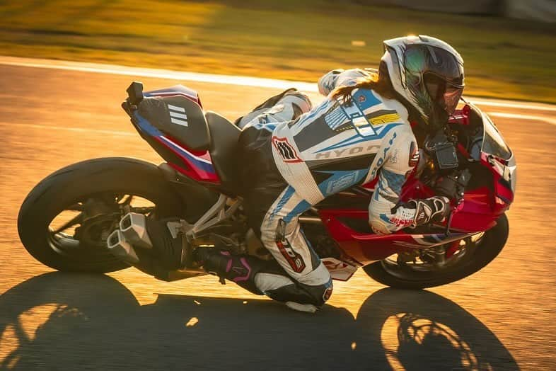 葉月美優のインスタグラム：「❥夕方エモい𓂃.𓈒𓏸  📸 kuma さん  bike▷ CBR250RR / Honda   TUONO660 / @apriliajapan   Helmet▷ X-Forteen / @shoei_japan   Suit / Globe ▷ HYOD / @hyod_ondesign   Boots▷ alpinestarts / @alpinestars_auto_japan   #筑波サーキット #サーキット女子 #サーキットトレーニング #bikegirl #hondabike #aprilia #tuono #tuono660 #cbr #cbr250rr #hondabike #apriliajapan #tc2000 #バイク女子 #ホンダバイク #スポーツバイク #sportsbike #バイクファッション #bikephoto #バイク女子フォト #バイク初心者 #hyod #alpinestars #アルパインスターズ #バイク乗り #大型バイク女子 #大型バイク #サーキット走行 #ツーリングスポット #ツーリング女子 #モトブログ」