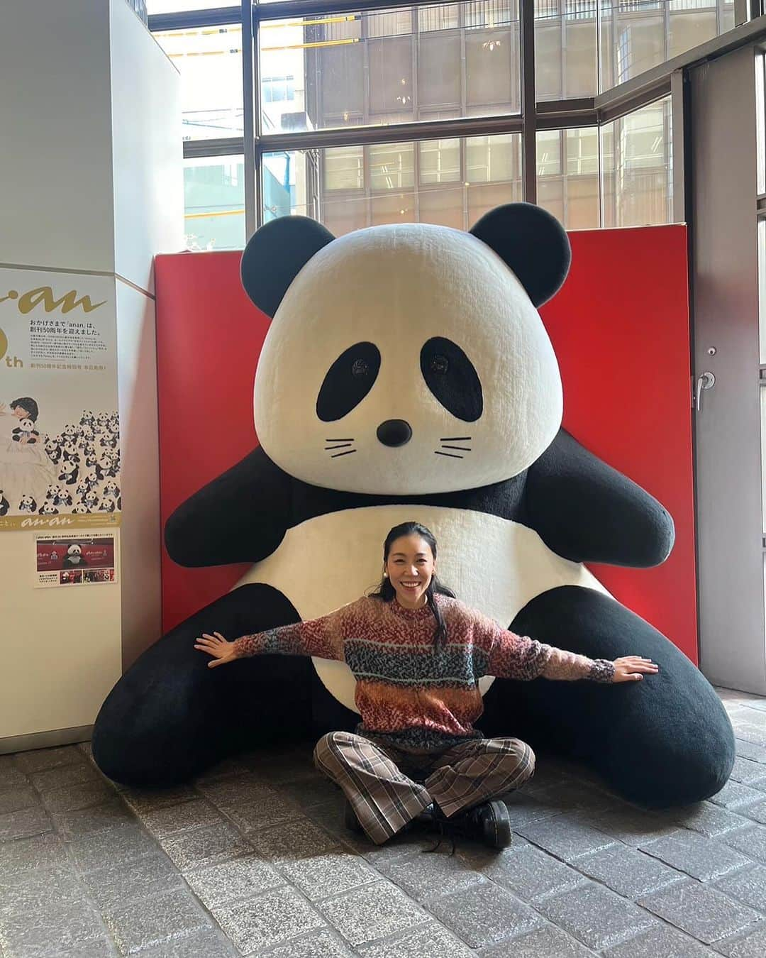 安藤モモ子のインスタグラム：「マガジンハウスさんでGINZAさんの打ち合わせの帰り、 BIGパンダさんに遭遇🐼 徹子さんのパンダさんだ！ 嬉し過ぎて、抱かれ包まれてきました❤️‍🔥  癒されました🌿幸せぇの分かち合い💝🤲  #マガジンハウス #ginza  #ポールスミスのニット色が絶妙着心地最高」