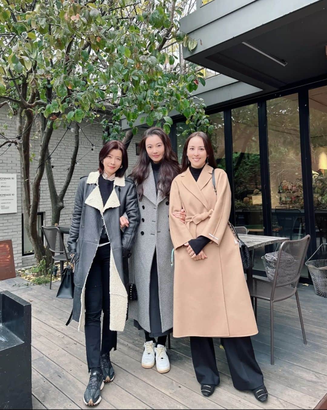 ユソンのインスタグラム：「👉오늘의 하루~  얼마 전 연극 공연을 마친 혜진이와 함께 소이랑 셋이 즐거운 런치~♡  여의도순복음교회에서 좋은 영화라고.. 교역자분들과 함께 나누고 싶다며 마련해 주신.. 영화 '안녕하세요' 특별 상영에 깜짝 무대인사! ♡  만나면 늘 좋은 기운을 나누는.. 정원희 감독님과 즐거운 저녁~~♡   그리고..  오늘의 하이라이트!!  유종선 감독님의 도전응원!! 👍 #연극바냐삼촌  오랜만에 체홉을 즐겁게 경험한 시간^^   숨가쁜 오늘의 일정속에 벅찬 행복🩷🩷 소중한 인연들에 감사합니다!!💗」
