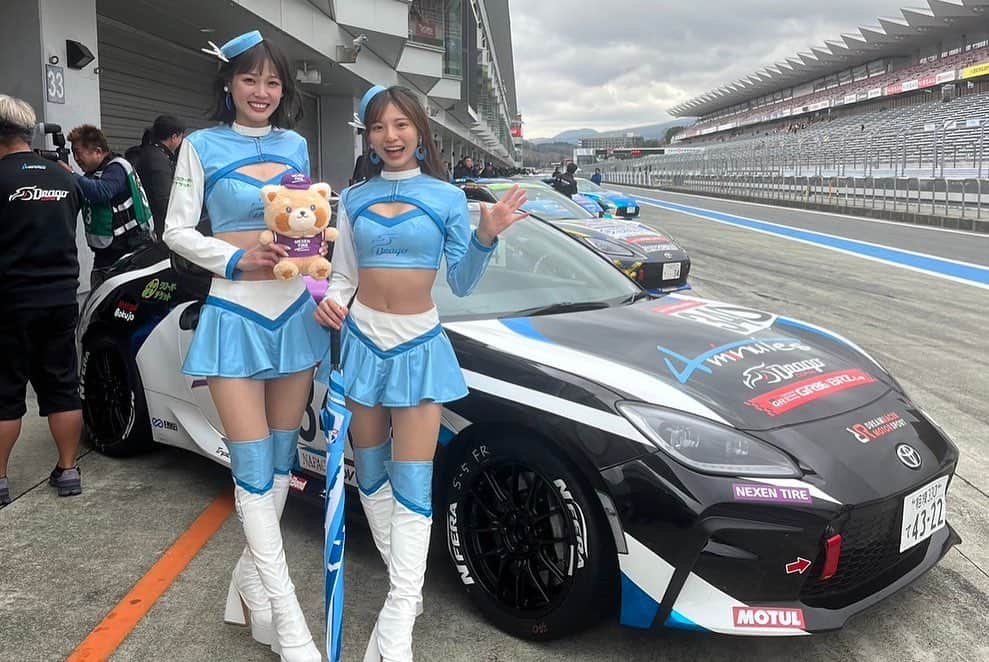 橘香恋さんのインスタグラム写真 - (橘香恋Instagram)「TGR 86 BRZ Cup 最終戦  スタート直後 最初のコーナーでトラブルがありましたが 三宅選手は上手く交わし 赤旗が出てレースは一時中断しました  再スタート後1周1台抜くペースアップ  無事完走し、22位でフィニッシュ 応援ありがとうございました❤︎  最後に素敵な花束を2つもいただきました🩵 やっぱり現地まで会いに来てくれるのは 本当に嬉しいです。いつもありがとう❤︎  #toyotagazooracing #86 #レースクイーン」11月30日 0時51分 - karen_du_ub