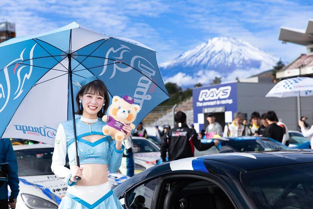 橘香恋さんのインスタグラム写真 - (橘香恋Instagram)「TGR 86 BRZ Cup 最終戦  スタート直後 最初のコーナーでトラブルがありましたが 三宅選手は上手く交わし 赤旗が出てレースは一時中断しました  再スタート後1周1台抜くペースアップ  無事完走し、22位でフィニッシュ 応援ありがとうございました❤︎  最後に素敵な花束を2つもいただきました🩵 やっぱり現地まで会いに来てくれるのは 本当に嬉しいです。いつもありがとう❤︎  #toyotagazooracing #86 #レースクイーン」11月30日 0時51分 - karen_du_ub