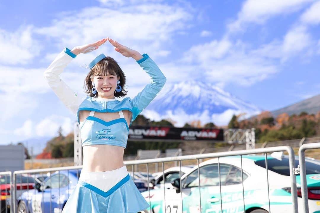 橘香恋さんのインスタグラム写真 - (橘香恋Instagram)「TGR 86 BRZ Cup 最終戦  スタート直後 最初のコーナーでトラブルがありましたが 三宅選手は上手く交わし 赤旗が出てレースは一時中断しました  再スタート後1周1台抜くペースアップ  無事完走し、22位でフィニッシュ 応援ありがとうございました❤︎  最後に素敵な花束を2つもいただきました🩵 やっぱり現地まで会いに来てくれるのは 本当に嬉しいです。いつもありがとう❤︎  #toyotagazooracing #86 #レースクイーン」11月30日 0時51分 - karen_du_ub