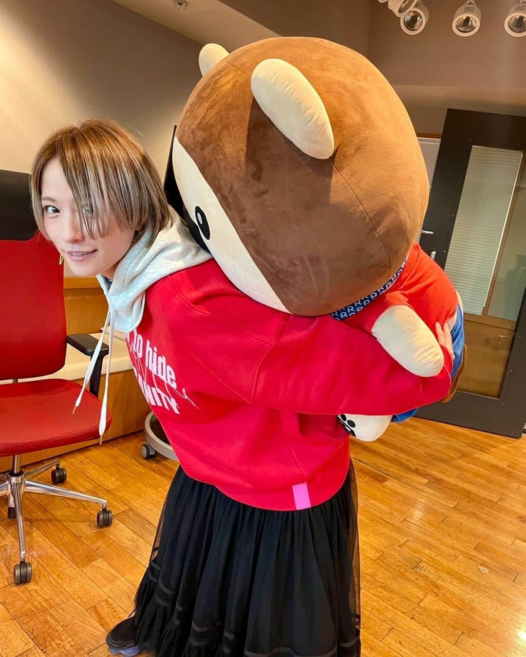 宮島咲良のインスタグラム：「ㅤㅤㅤㅤㅤㅤㅤㅤㅤㅤㅤㅤㅤ #らじおんチャン をおんぶ🤩 おんぶされてるのかわいすぎない？😂 信じられないくらい重かった😂😂😂ヘビー級王座😂 #mbsラジオ  『#増田貴久 ・#中丸雄一 #ますまるらじお 』 毎週水曜日25:00〜オンエア中！ 聴いてくれてますかー‼️💛💜 #私服戦隊ミヤジマン  フーディーもスカートも#thomasmagpie 🕊️ ㅤㅤㅤㅤㅤㅤㅤㅤㅤㅤㅤㅤㅤ #宮島咲良 #ミヤジマン #ぼっち戦隊ミヤジマン」