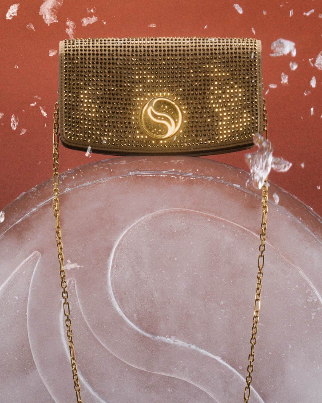 ステラ・マッカートニーのインスタグラム：「STELLABRATION: Vegan accessories make a glittering statement under the tree — and the mistletoe.  Tap to shop #StellaHoliday and at link in bio.  #StellaMcCartney #StellaSpring24」