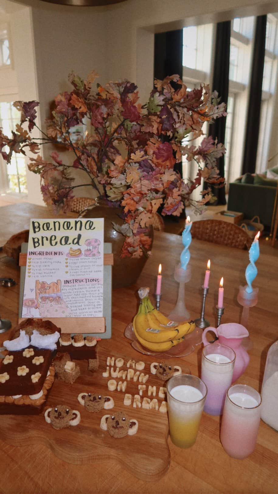 Amber Fillerup Clarkのインスタグラム：「Pepper is my sous chef while I make banana bread for the kiddos after school snack today! I love incorporating milk into their diets because of the no added sugar and 13 essential nutrients. Try swapping out your non dairy milk for milk in your banana bread recipe and let me know how you like it @gonnaneedmilk #gonnaneedmilk #ad」