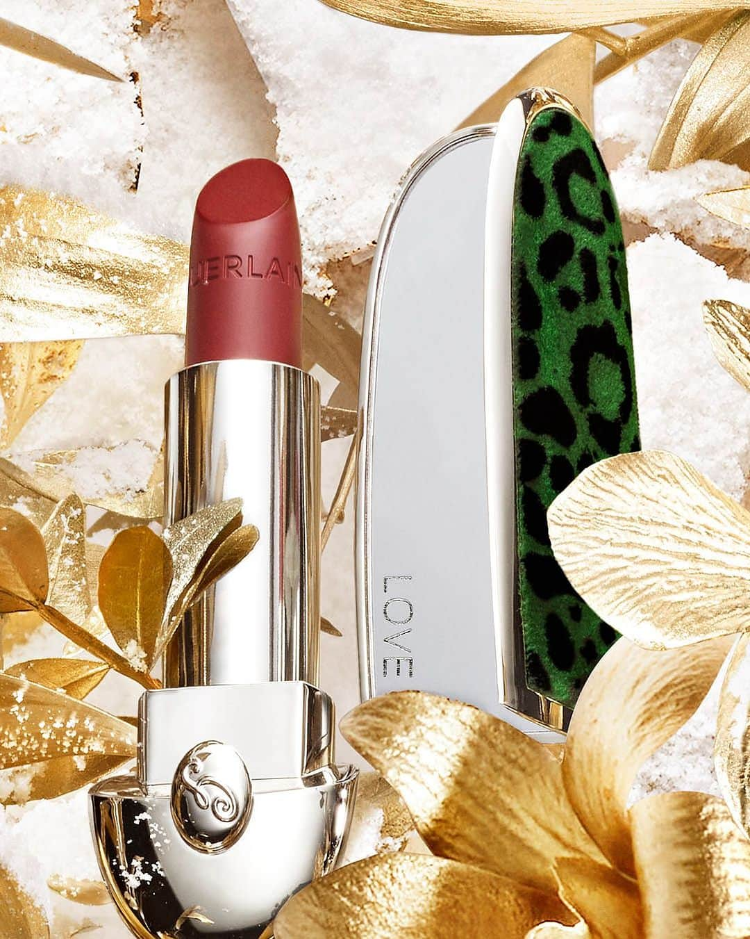 ゲランのインスタグラム：「A kaleidoscope of signature shades. Infinitely covetable cases.  Craft your made-to-measure lipstick signature with Rouge G, exclusively at guerlain.com. — #BeelieveInFantasy #GuerlainMakeup #RougeG #HolidayCollection #Perfume #Wishlist #GiftGuide」