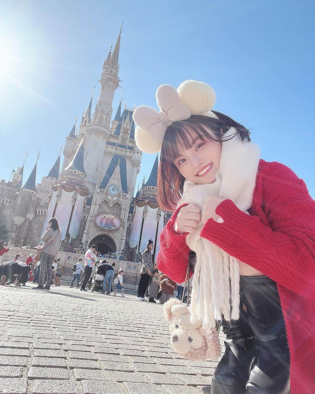 石川鈴菜のインスタグラム：「クリスマスディズニー行ってきた☺️  いっぱい写真撮ってもらったので、たくさん載せていきますっ✨  #ディズニー　#クリスマスディズニー」