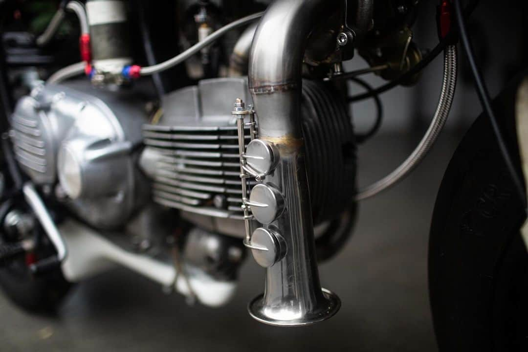 Harley-Davidsonさんのインスタグラム写真 - (Harley-DavidsonInstagram)「J. Shia's unconventional 1972 350cc Sprint custom is now on display at the Harley-Davidson Museum in Milwaukee, WI.​ ​ Inspired by Tchaikovsky's famous ballet "Swan Lake," J. designed a dual bike project to reflect both the contrast and parallels of the black and white swans. The "white swan" takes its place on display at the Museum.​  ​ J.’s build style for this project is unique in both function and materials, which she designed and fabricated all out of her Boston-based shop Madhouse Motors.​ ​ The swing-arm is stretched and fitted with a single-side suspension with a dual mono-shock system. The bike is outfitted with a turbocharger that utilizes a dual scavenge pump setup and an exterior oil tank hidden in the tail section. The battery is hidden inside the gas tank.​ ​ J. also incorporated unexpected parts from other products to create the bike. The headlight is the projector from a microscope and the tail light is a pencil sharpener. The carburetor intake is a modified juicer, and the foot-pegs are stove handles, while the turbocharger’s exhaust is a soprano saxophone bell.​  We're proud to display this amazing build as a symbol of ingenuity in moto customization.​ ​ #HarleyDavidson #HDMuseum」11月30日 0時59分 - harleydavidson