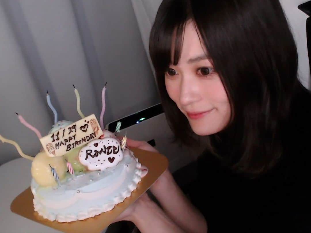 福島蘭世のインスタグラム：「🎂🤍𝐇𝐀𝐏𝐏𝐘𝐁𝐈𝐑𝐓𝐇𝐃𝐀𝐘🤍🎂 #1129   配信でデコレーションしたアイスケーキ🍨💕 かわいくない？‪♡  チョコペンで文字 書くの難しかったけど 楽しかった〜♡笑  お祝いコメントもたくさんありがとね♡🫶  𝕋𝕙𝕒𝕟𝕜 𝕪𝕠𝕦 〜♡☺️  #１日１蘭世 #happybirthday #birthdaygirl #birthdaycake  #アイスケーキ  #icecream #icecake #baskinrobbins #br #twitch #streaming  #japanese #japanesegirl #jp」