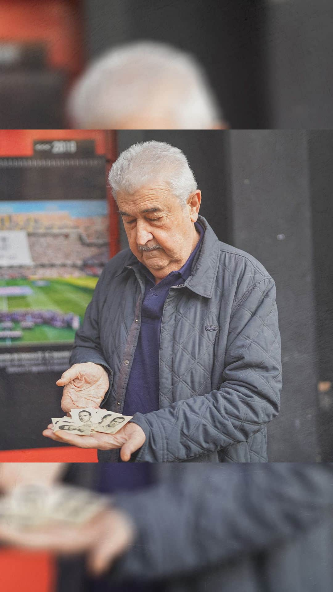 セルタ・デ・ビーゴのインスタグラム：「¡Un gesto que nos llena de emoción! 🥹  Agradecemos al aficionado del @valenciacf, Vicente Vico, por donar un recuerdo tan especial para él al #MuseoRCCelta. 🩵  #RCCelta #ValenciaCelta #InsideRCCelta #LALIGAEASPORTS」